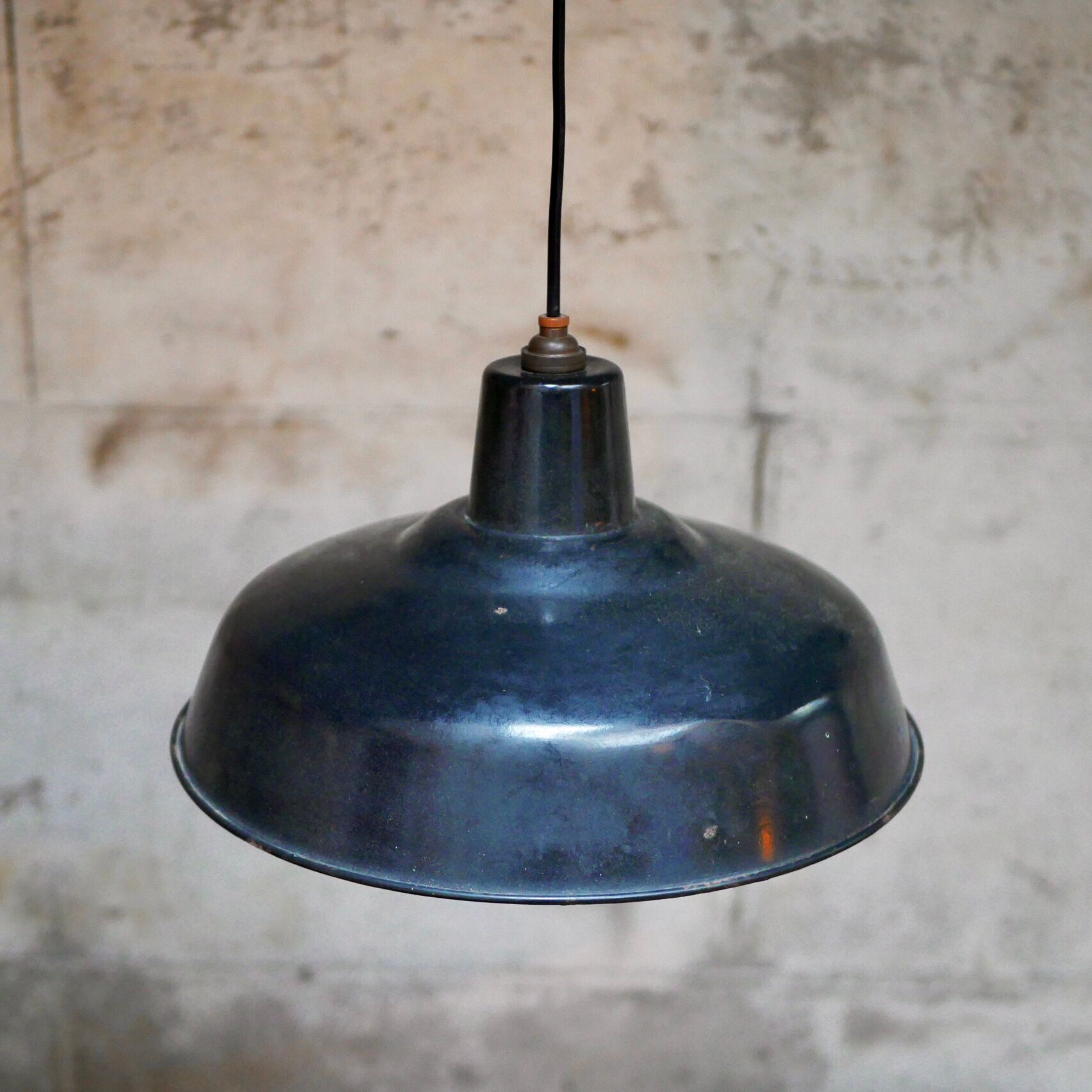 Suspension industrielle en tôle émaillée