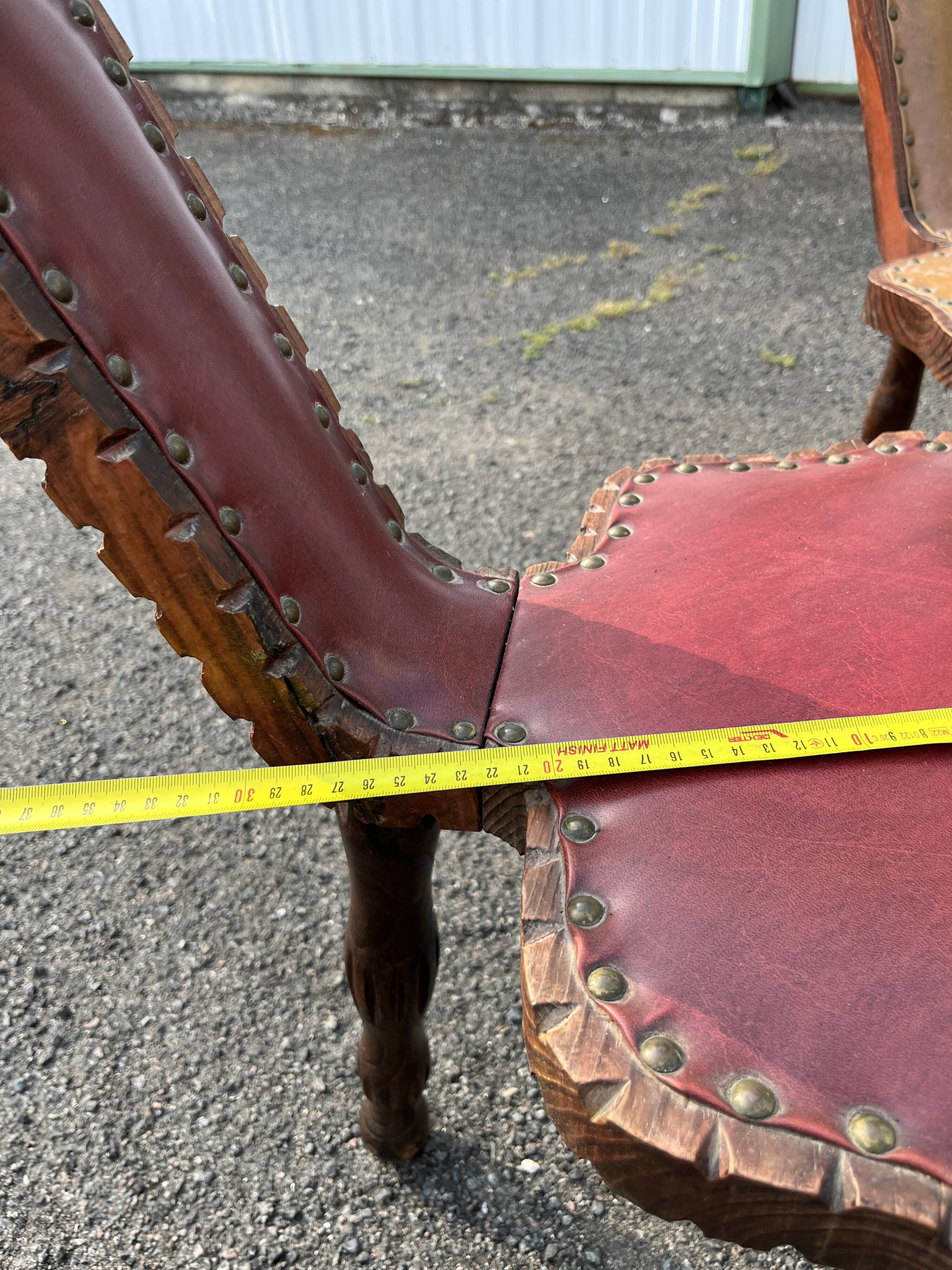 Lot de 2 chaises et 2 tabourets rustiques – cuir clouté et bois sculpté