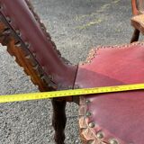 Lot de 2 chaises et 2 tabourets rustiques – cuir clouté et bois sculpté