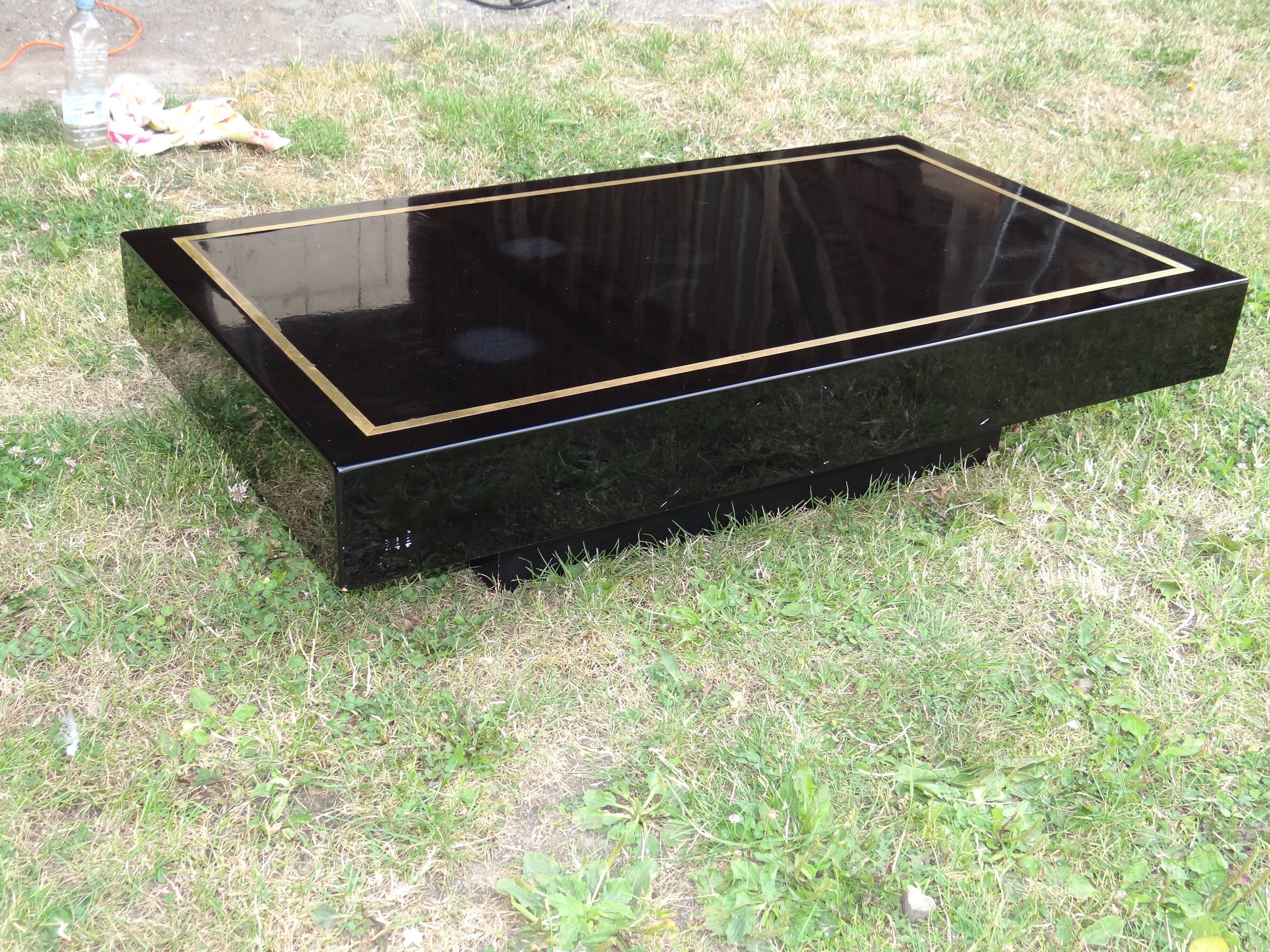 Table basse par Jean Claude Mahey laque et filet de laiton