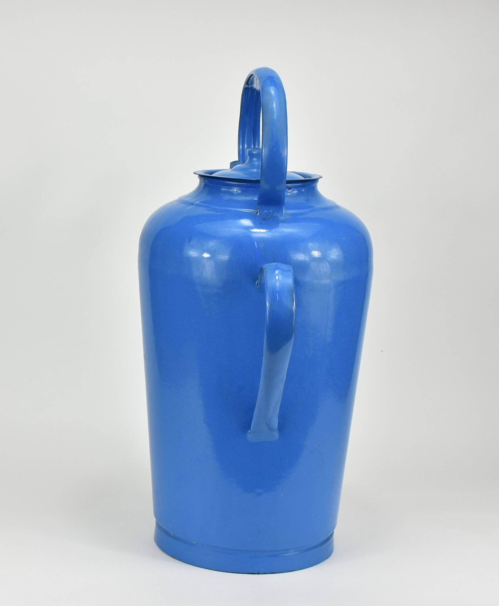 Cruche en métal émaillé bleu.