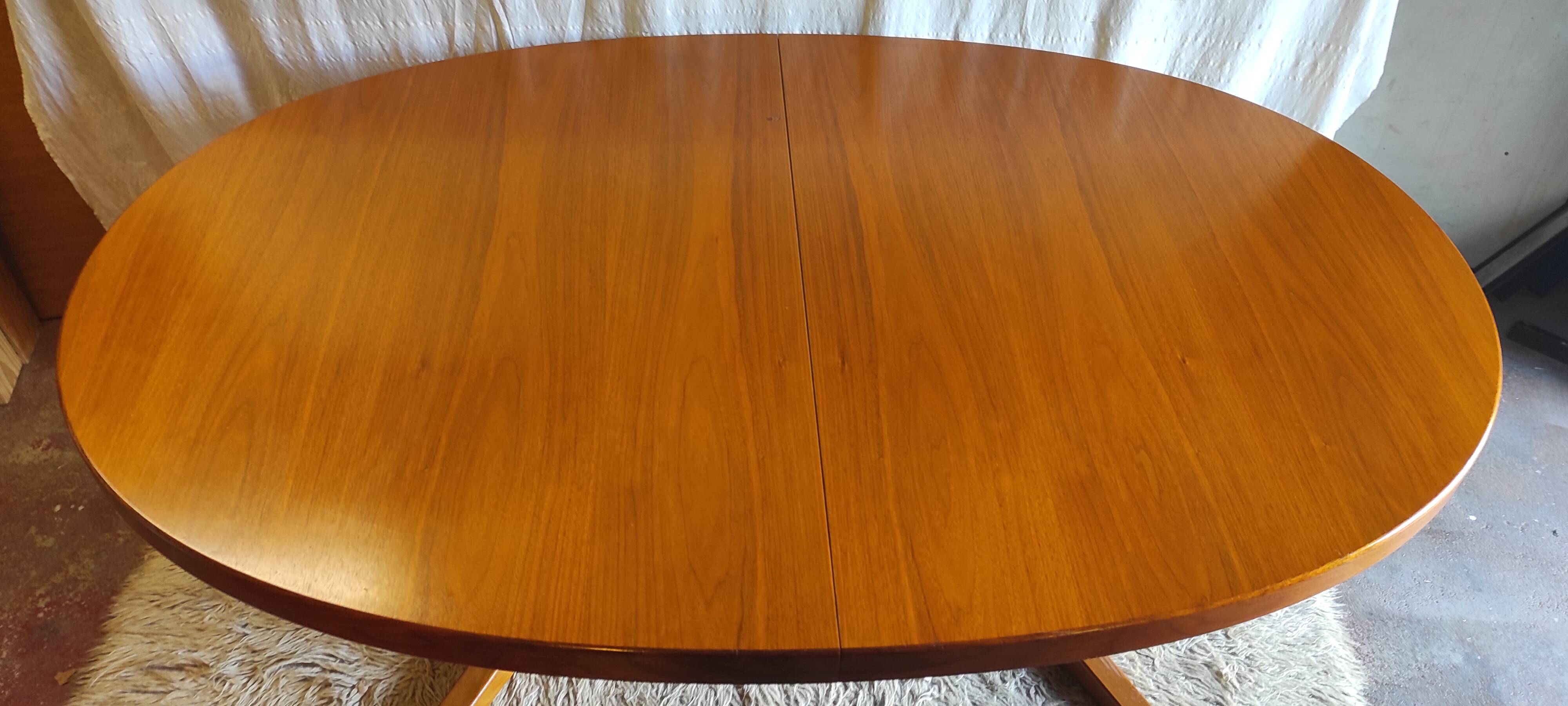 Table à manger ovale en teck - années 60/70