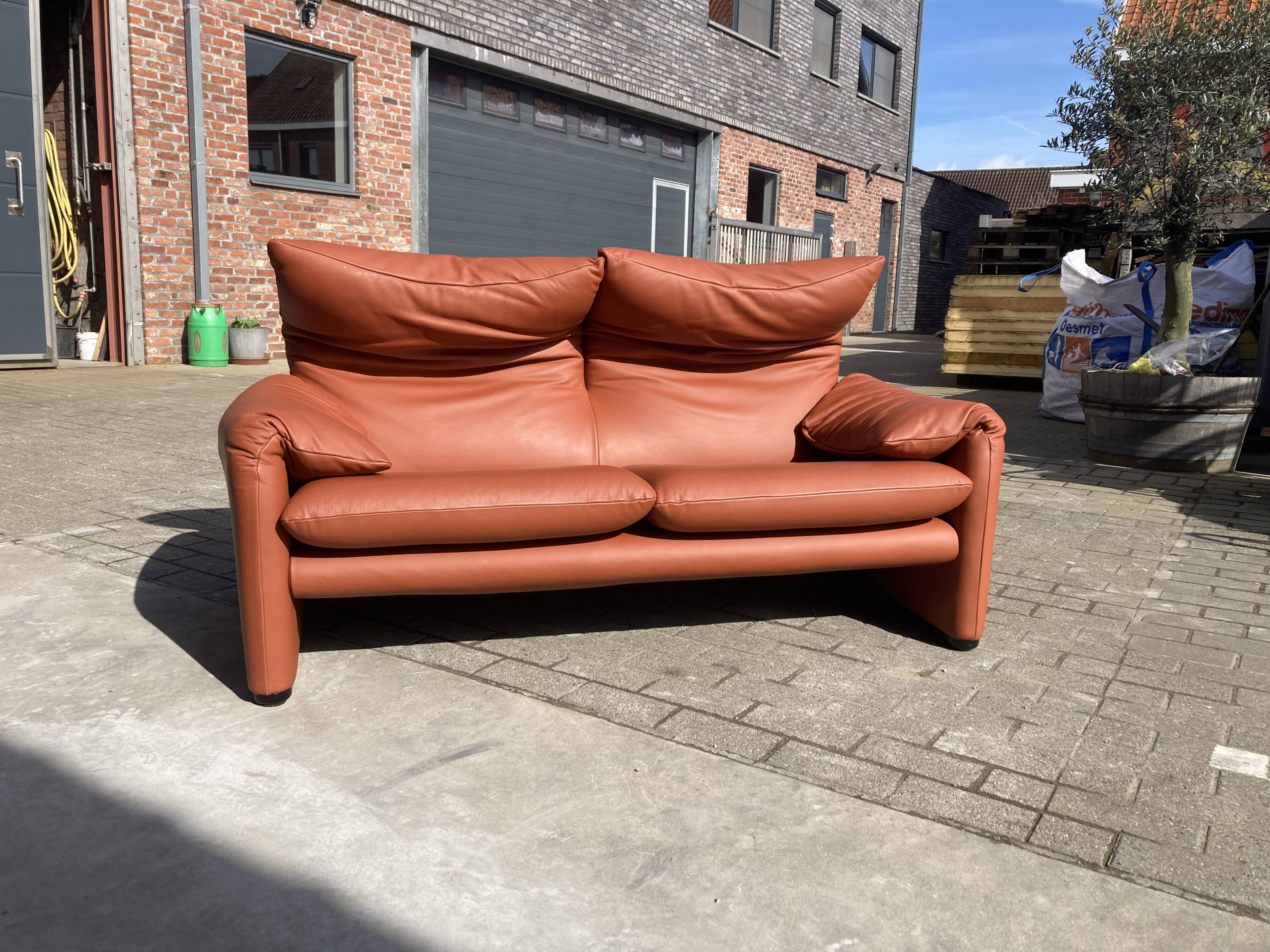 Cassina Maralunga 2seater by Vico Magistretti