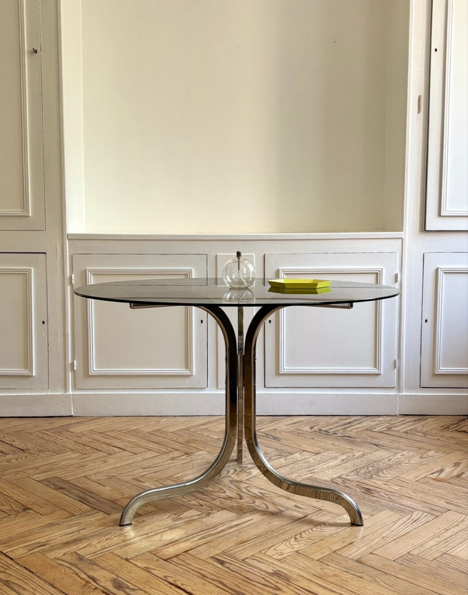 Table ronde en verre fumé et chrome