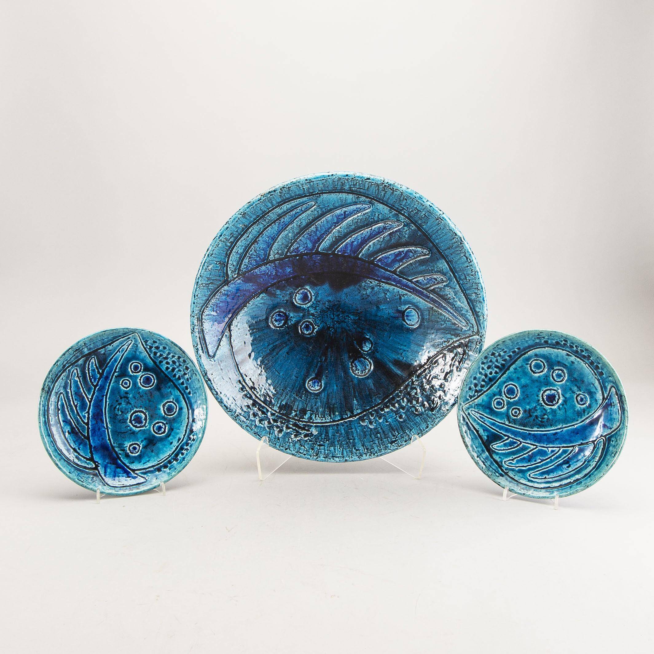 Un bol en grès et 11 assiettes par Charlotte Hamilton, Suède, 1970, Signé