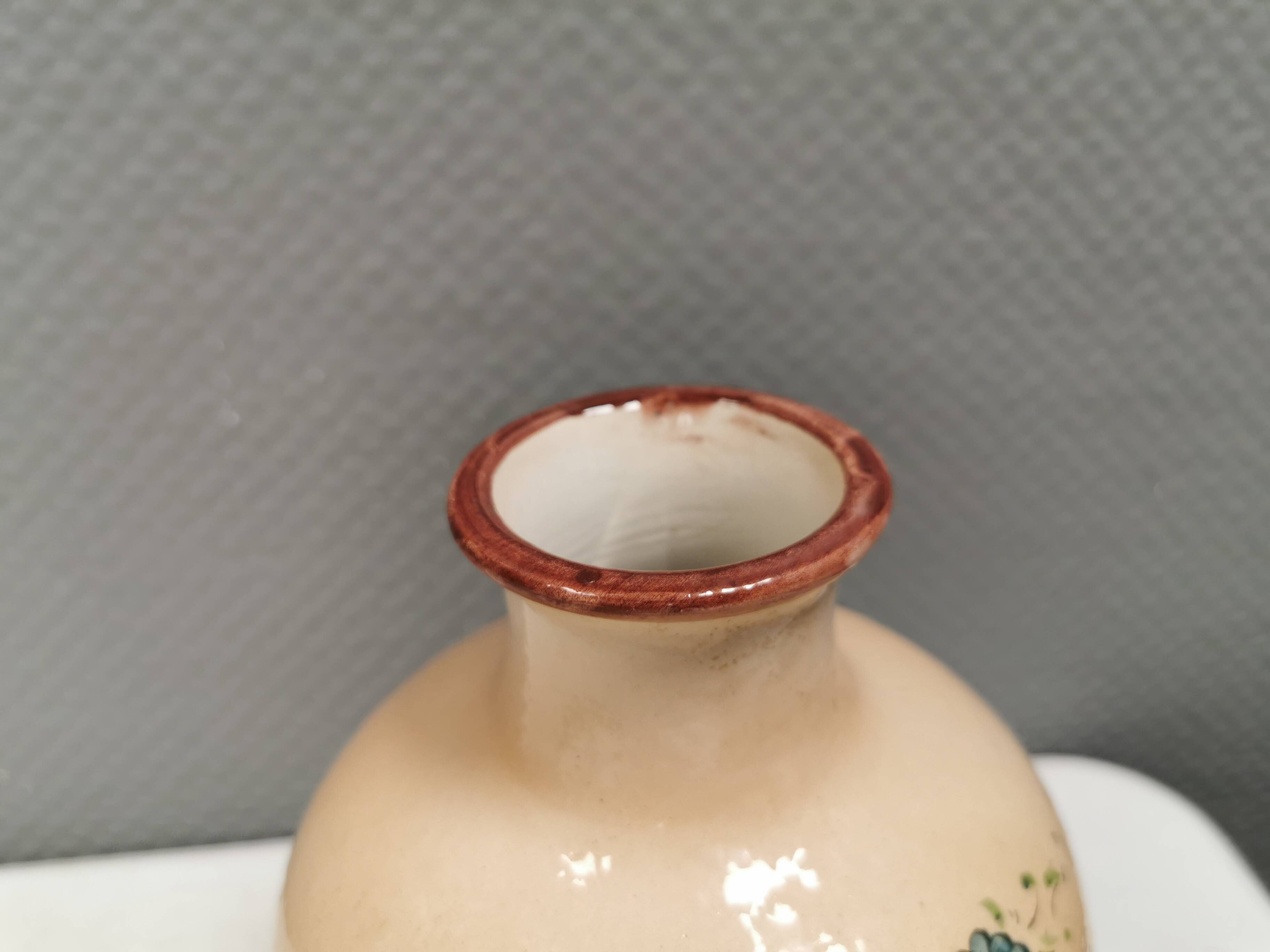 Italian vase from the 70s, in a delicate pink color with floral decoration.