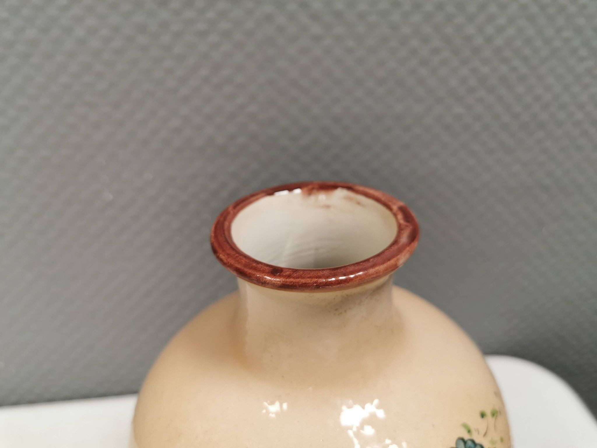 Italian vase from the 70s, in a delicate pink color with floral decoration.