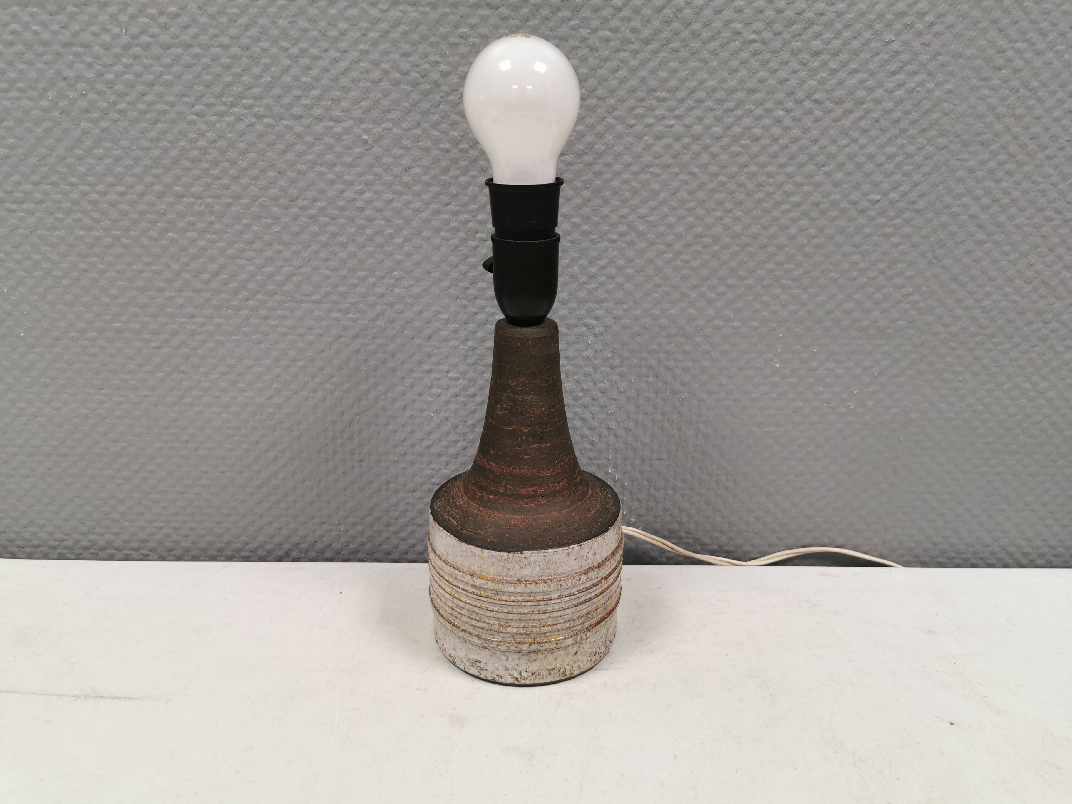Ceramic table lamp, Danish, from the 1970s-80s. In earth tones.