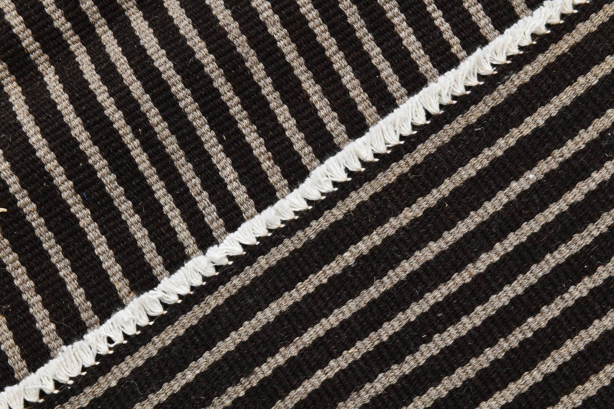 Tapis turc à fines rayures noires et grises (6 x 9 po), 183 x 269 cm