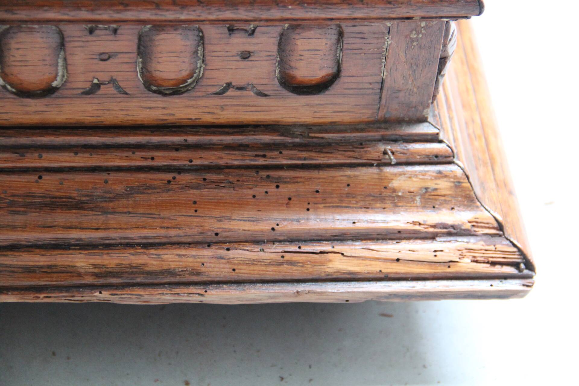 Imposing Neo-Renaissance oak sideboard, late 19th century.