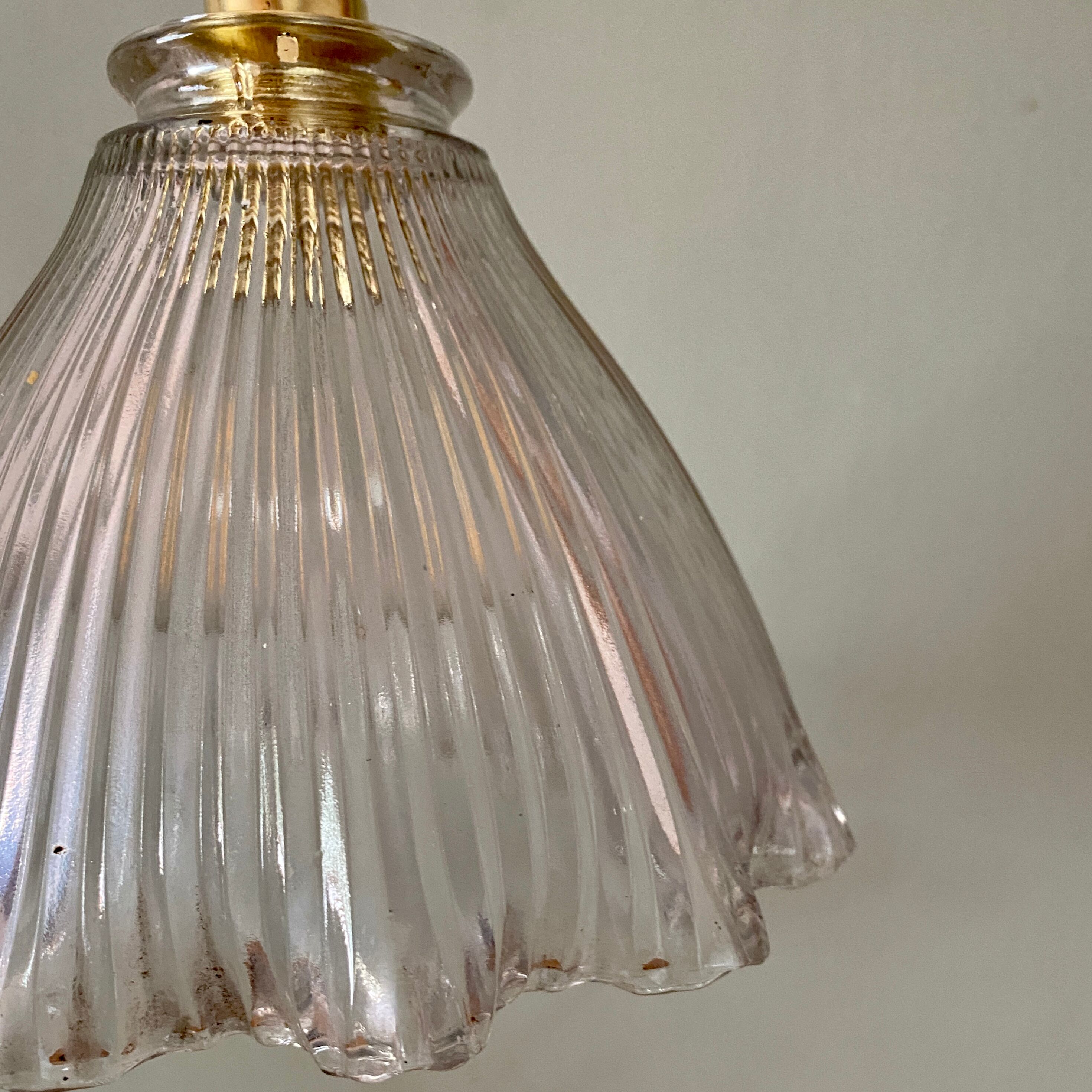 Suspension tulipe vintage en verre holophane (2)