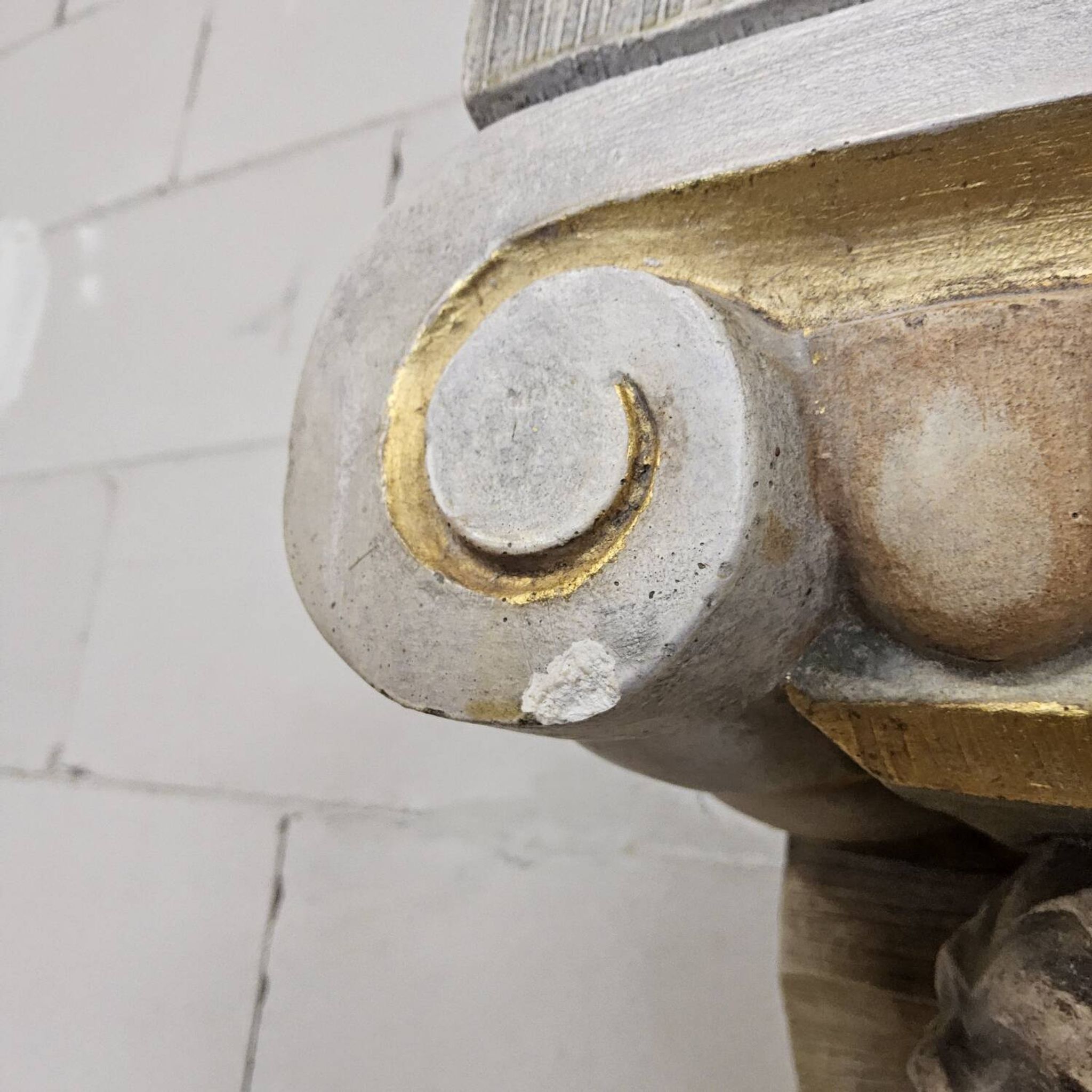 Cheminée en plâtre néoclassique avec des caryatides (femmes nues)