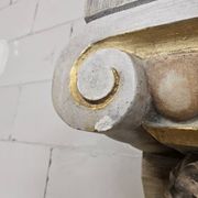 Cheminée en plâtre néoclassique avec des caryatides (femmes nues)