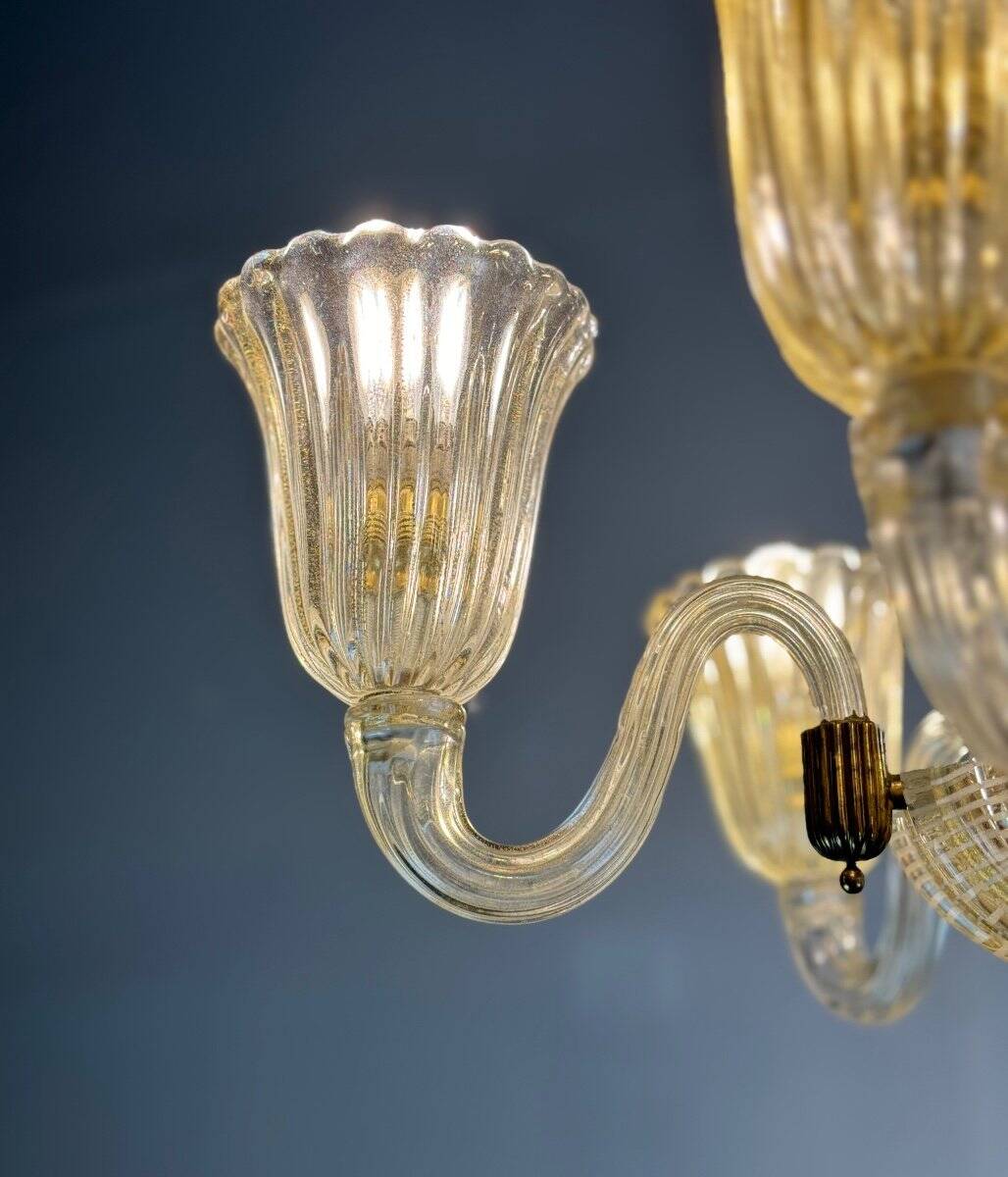 Venetian chandelier in gilded Murano glass with reticello pattern, 6 light arms, circa 1950