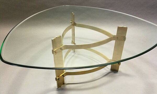 Table basse années 70  forme libre laiton et verre