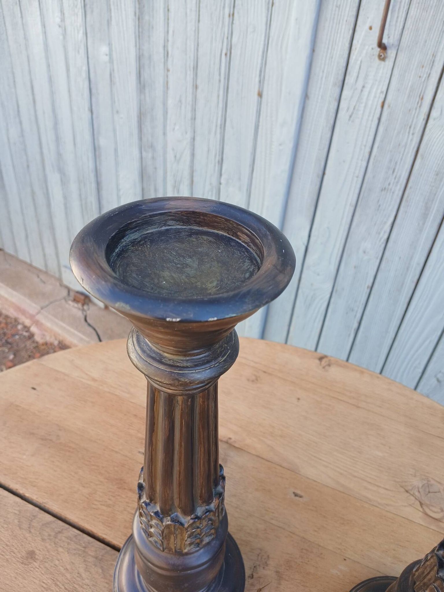 2 bougeoirs en bois sculpté 