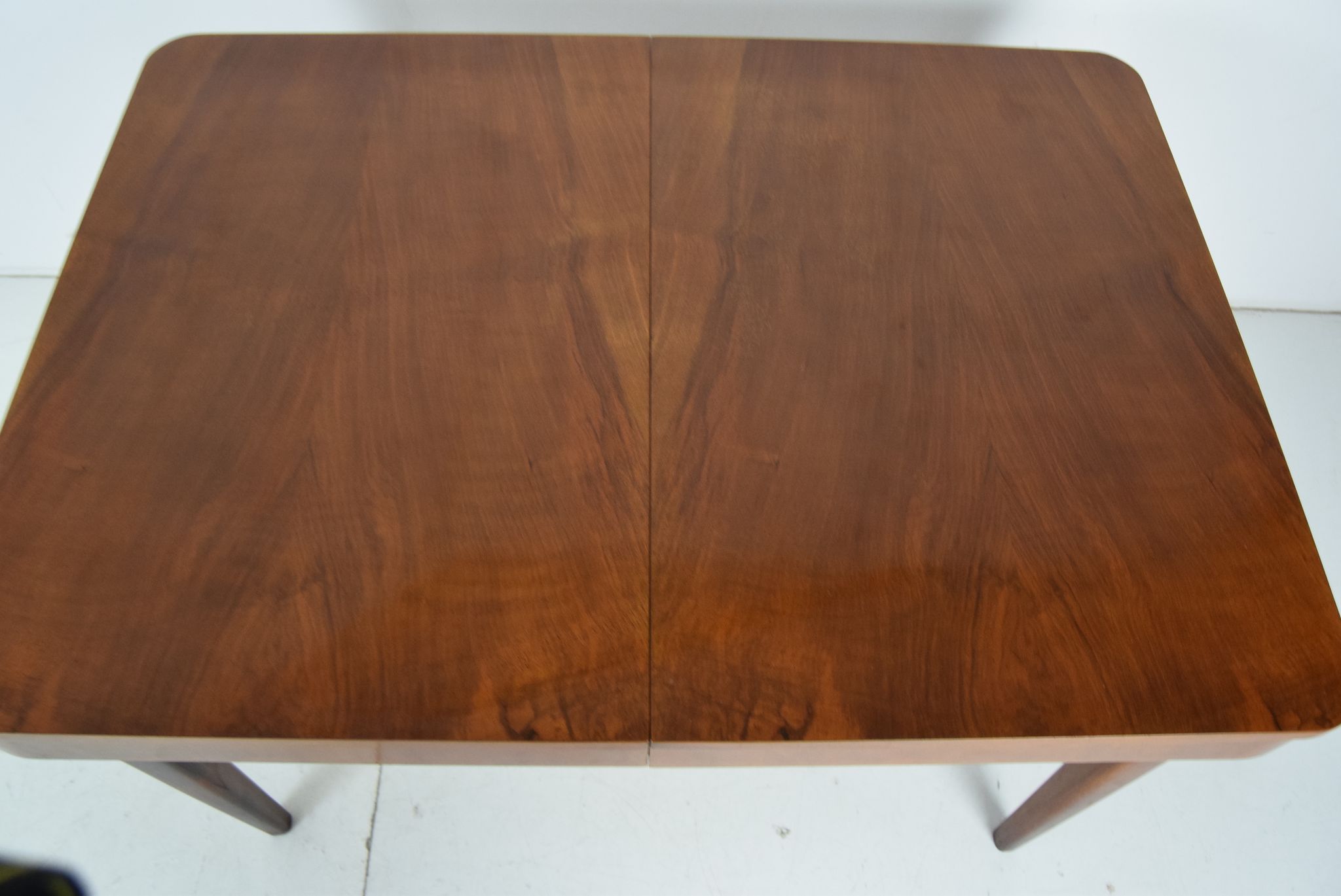 Table à manger extensible Art déco, conçue par Jindrich Halabala, années 1940.