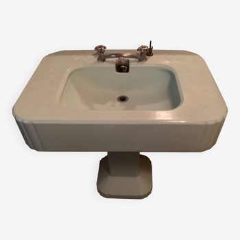 Art deco pedestal sink