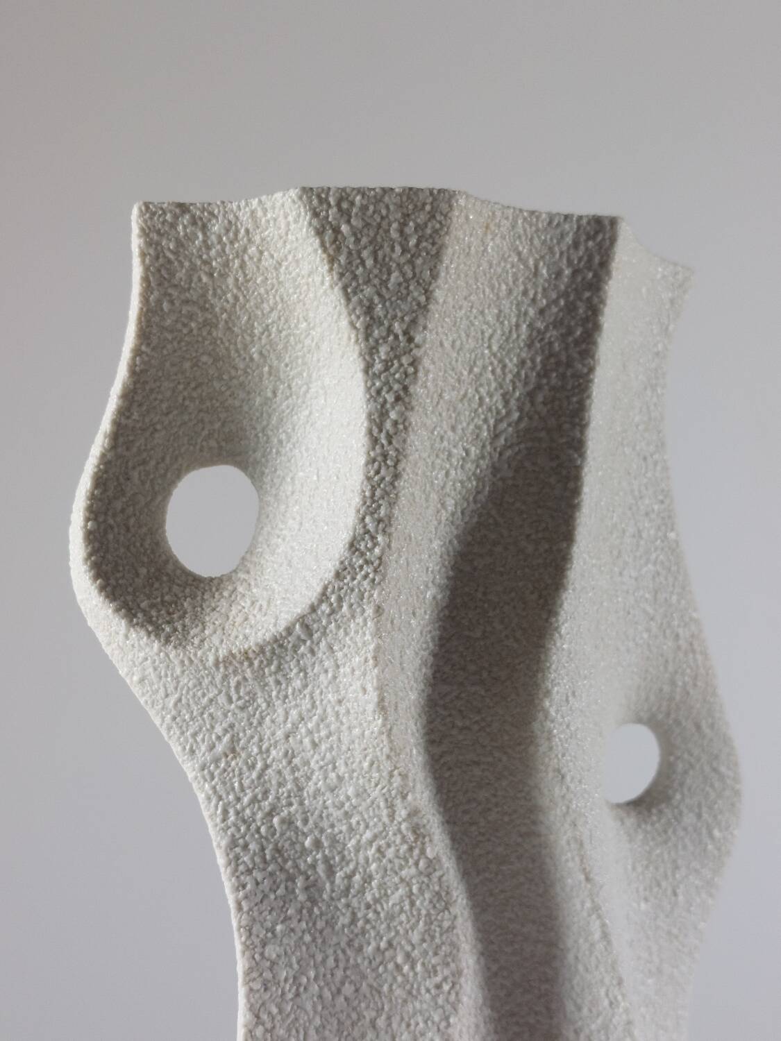 Vase en porcelaine biscuit vintage organique du milieu du siècle par Sgrafo Modern