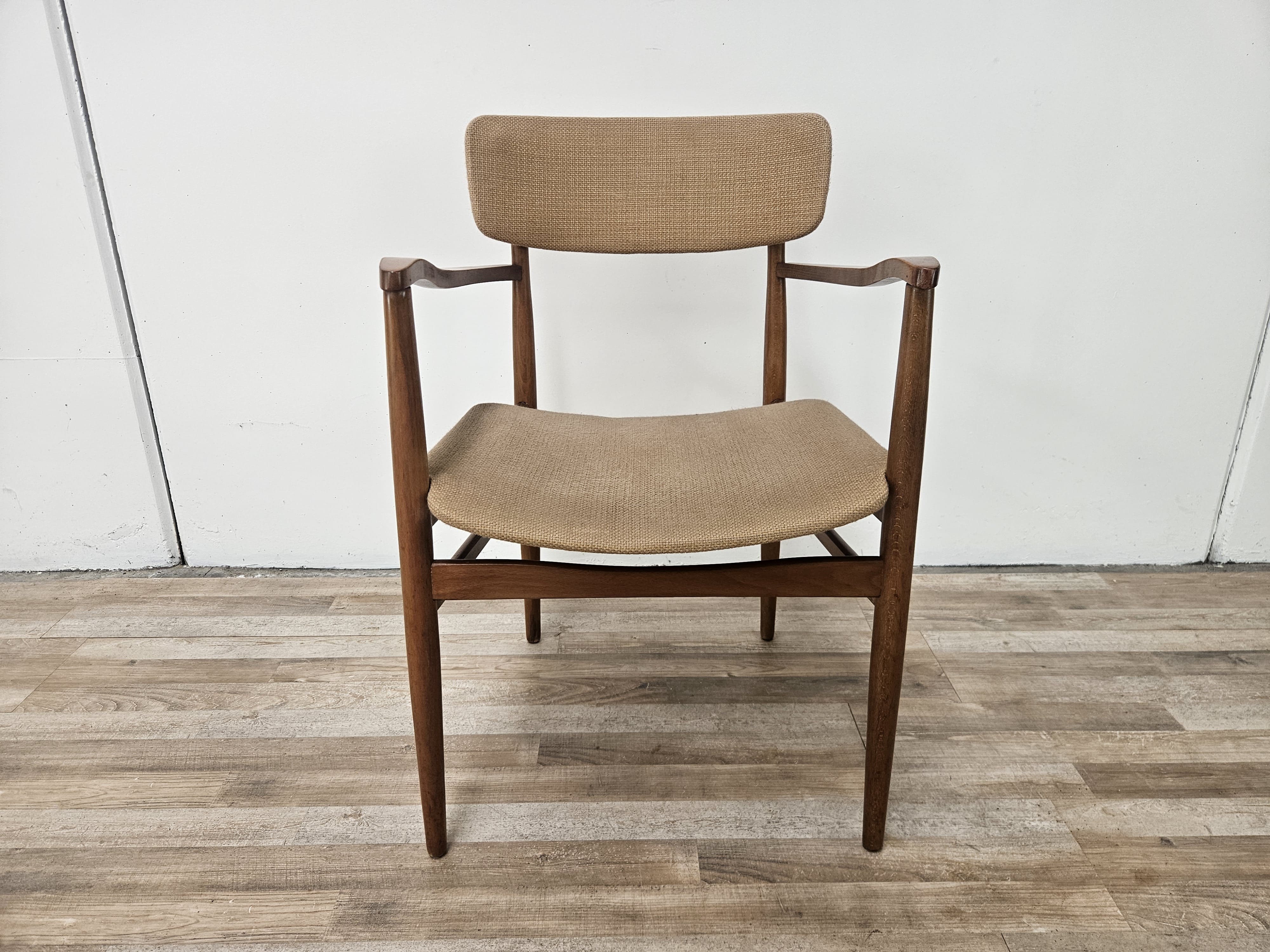 Fauteuil suédois en bois et tissu marron