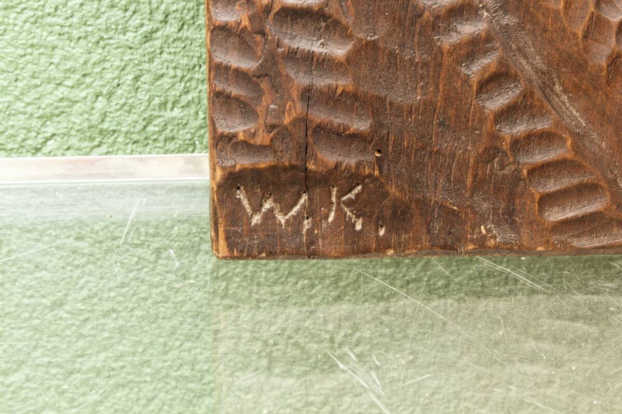 Bas relief moderniste, vierge à l'enfant, bois sculpté, signé