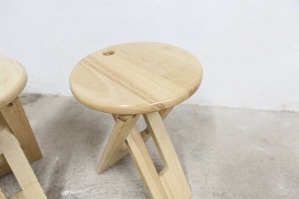 Paire de tabourets pliables dessinés par adrian reed fabriqués dans les ann