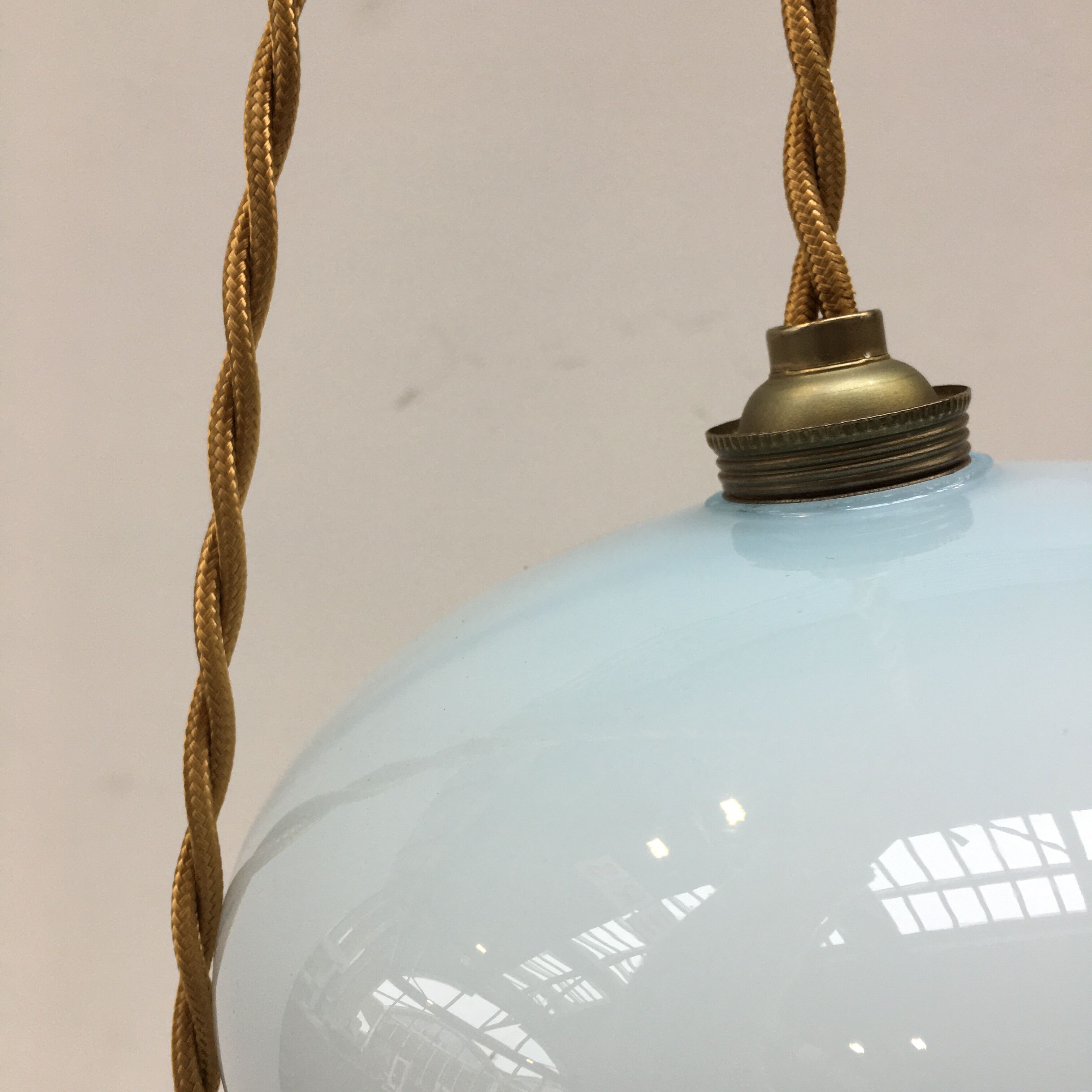 Paire de suspensions vintage en opaline bleu pale