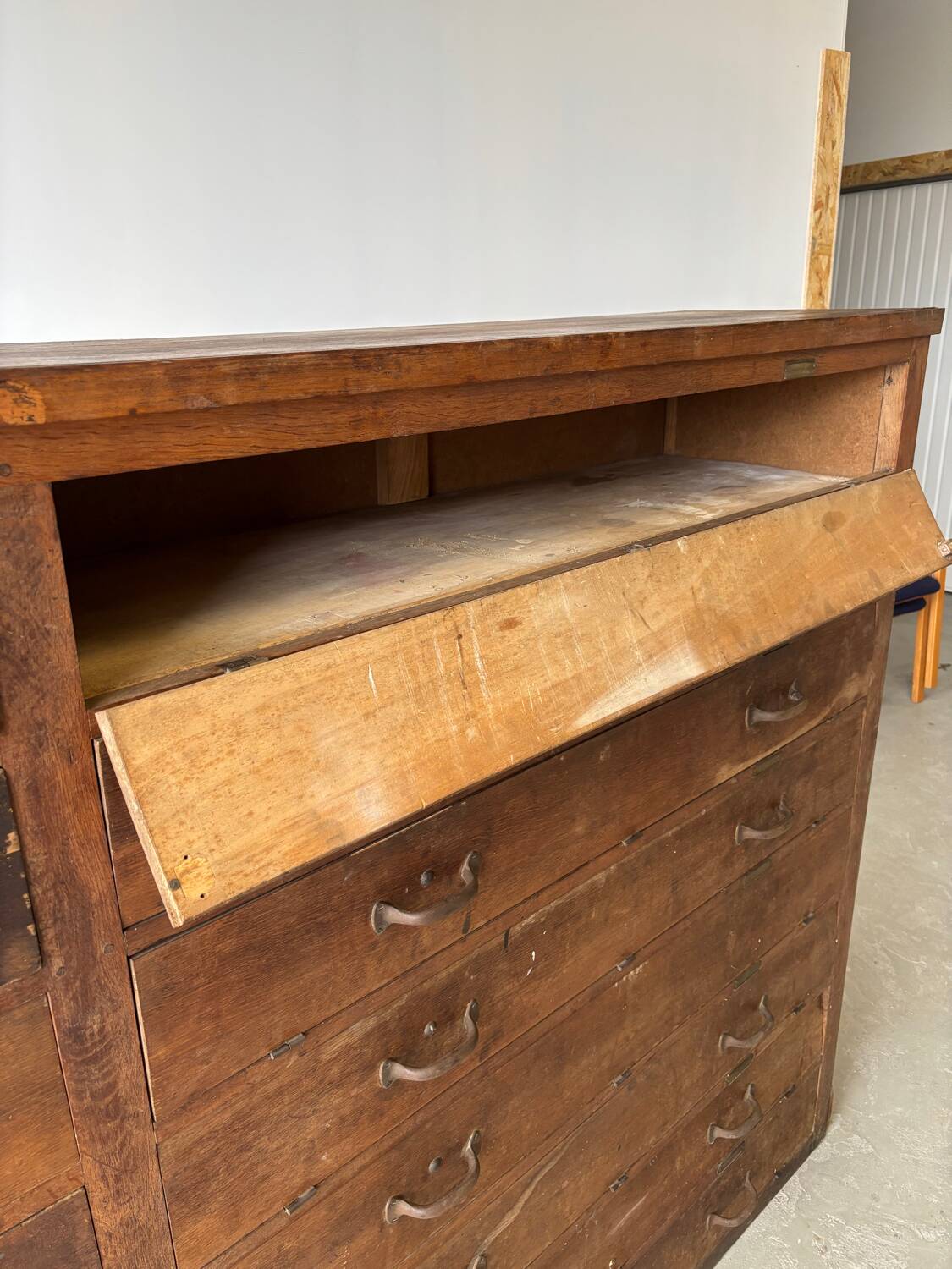 Large wooden workshop cabinet with 16 drawers, antique from the early 1900s.