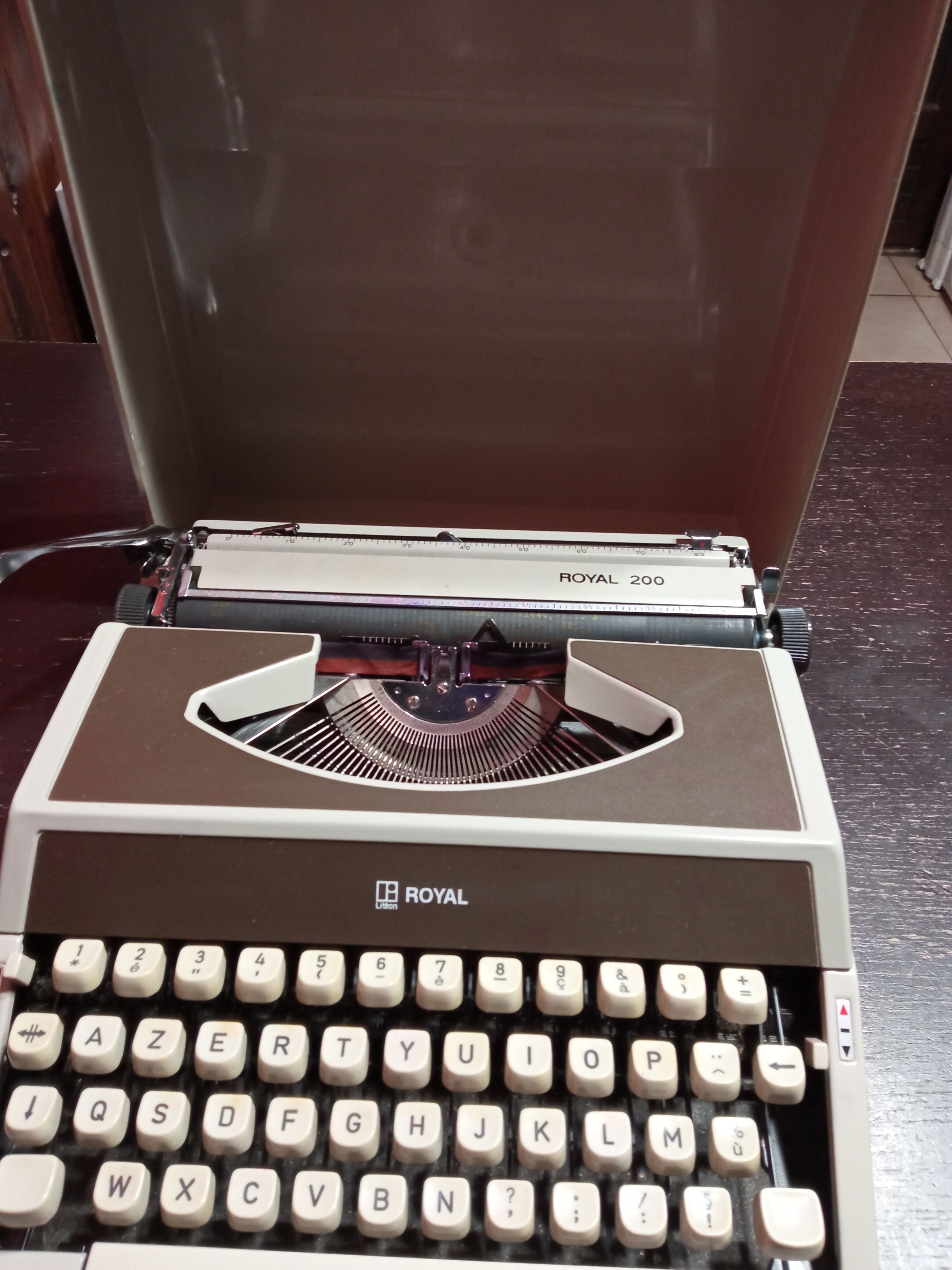 Royal 200 vintage typewriter