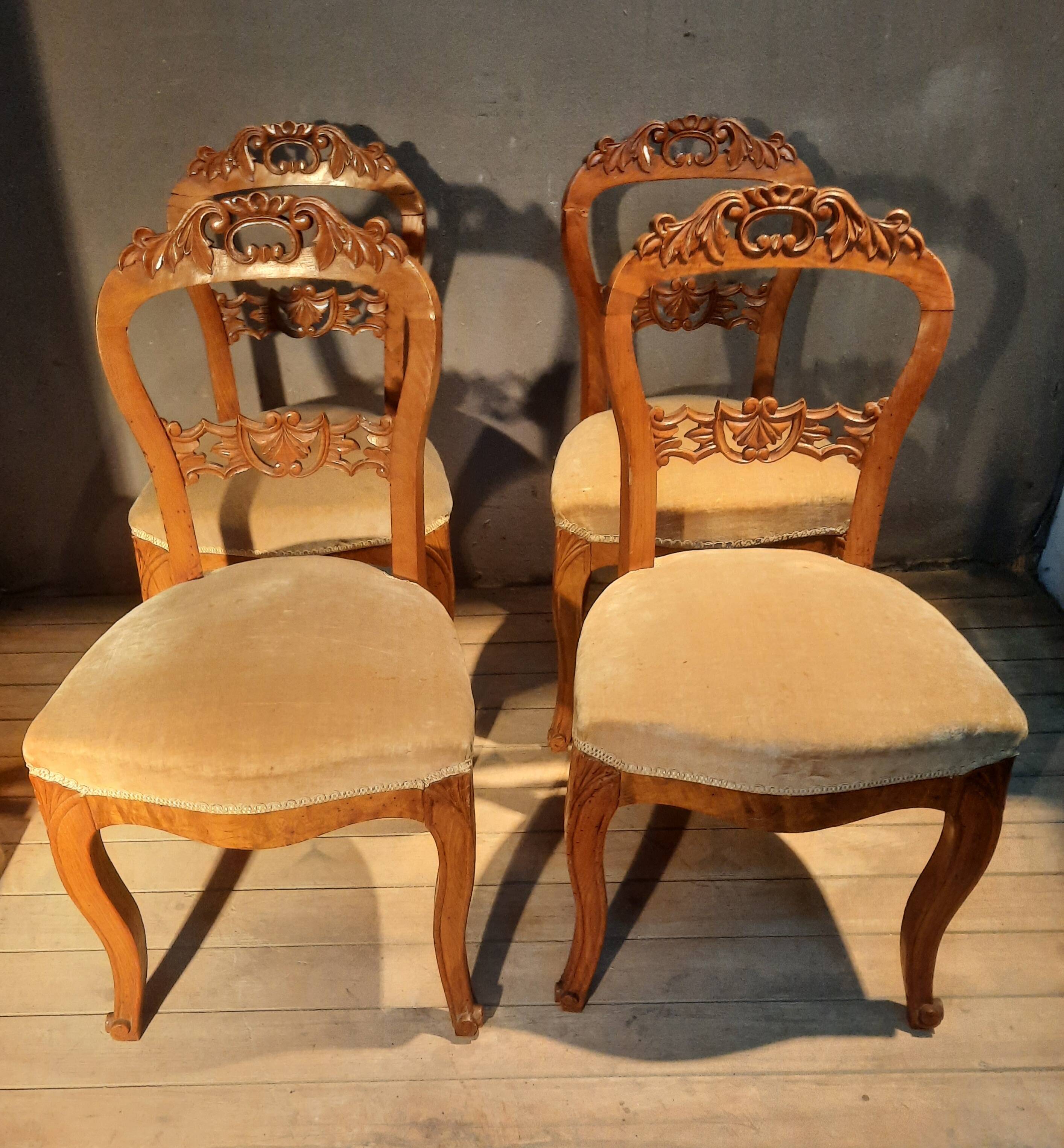 Set of 4 blond braked chairs