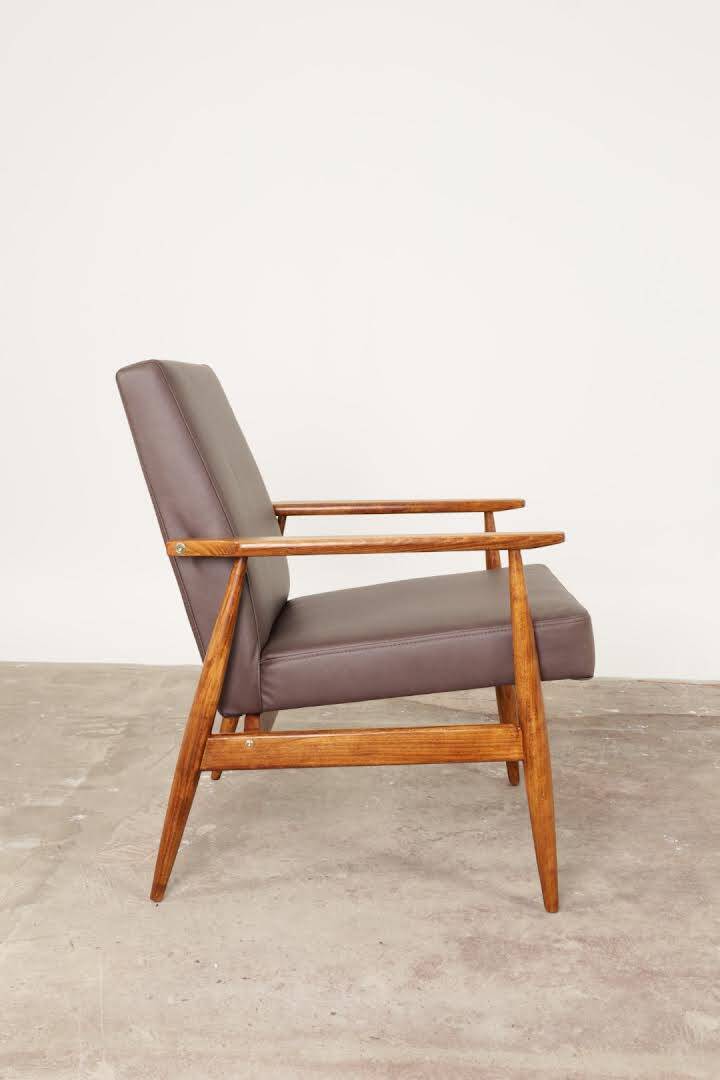 Fauteuil lounge scandinave en cuir végétal taupe foncé, design classique, couleur noyer