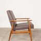 Fauteuil lounge scandinave en cuir végétal taupe foncé, design classique, couleur noyer.
