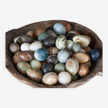 Composition œufs en onyx et marbre minéraux dans coupe en bois brutaliste