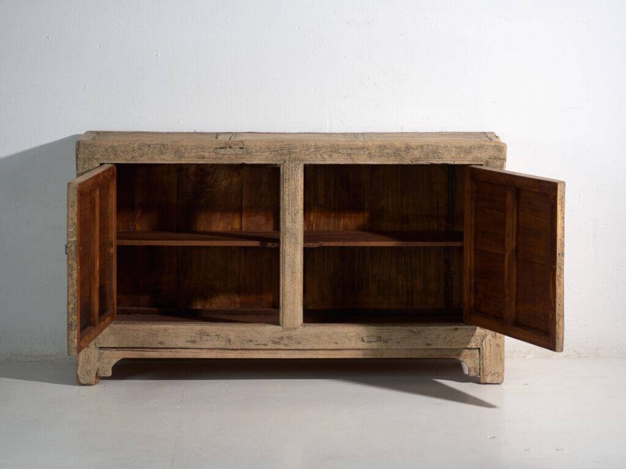 Buffet bas long ancien en orme à deux portes – Chine, vers 1950