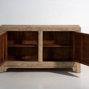 Buffet bas long ancien en orme à deux portes – Chine, vers 1950