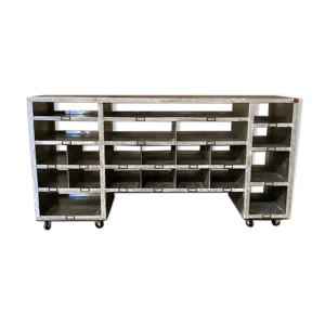 Meuble en aluminium et