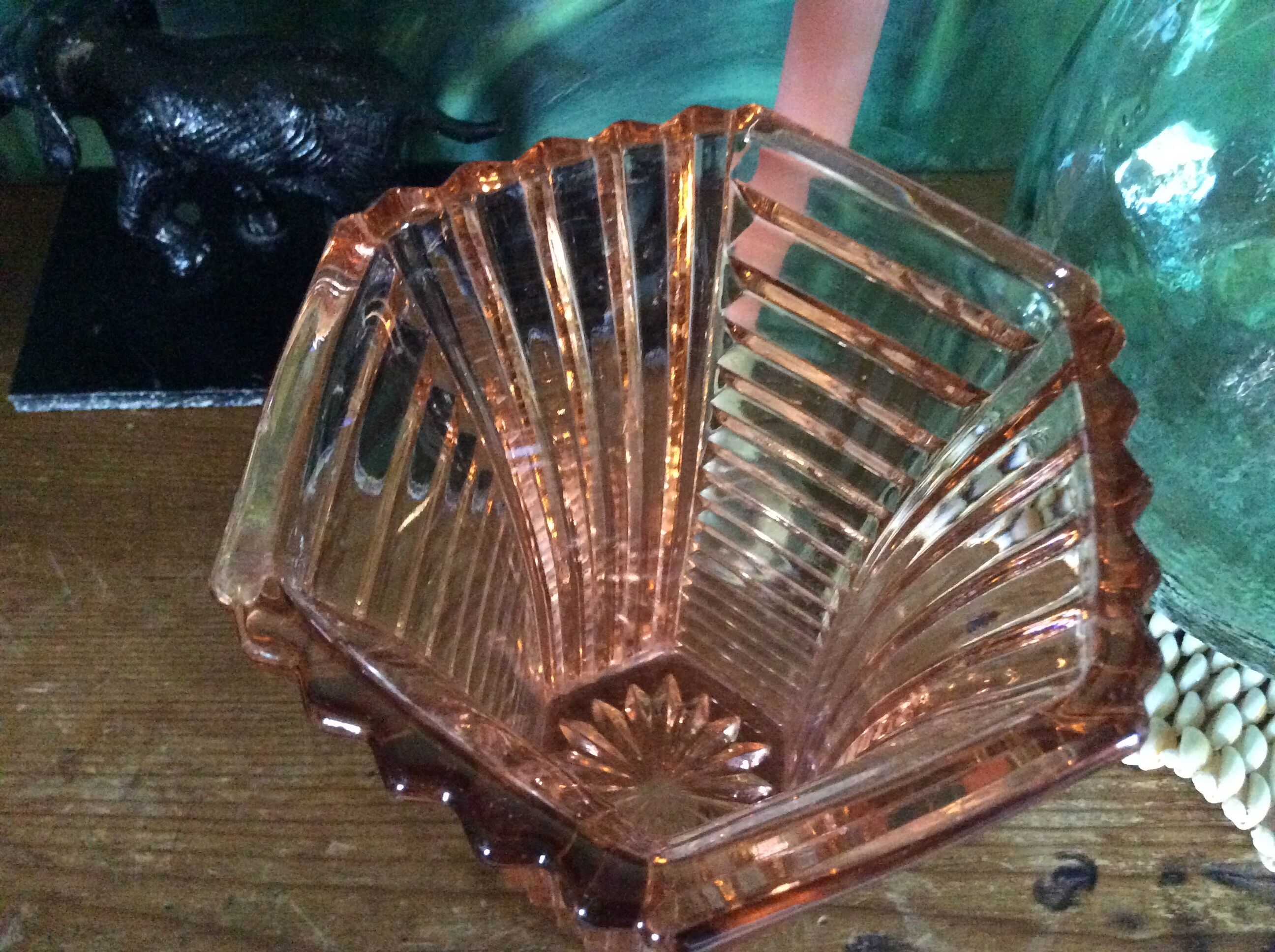 Vase en verre rose