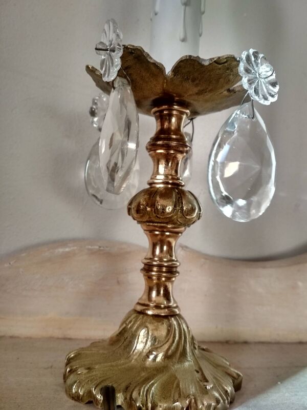 Lampe rococo , pied en bronze ciselé, fausse bougie et  pampilles pendeloques en cristal