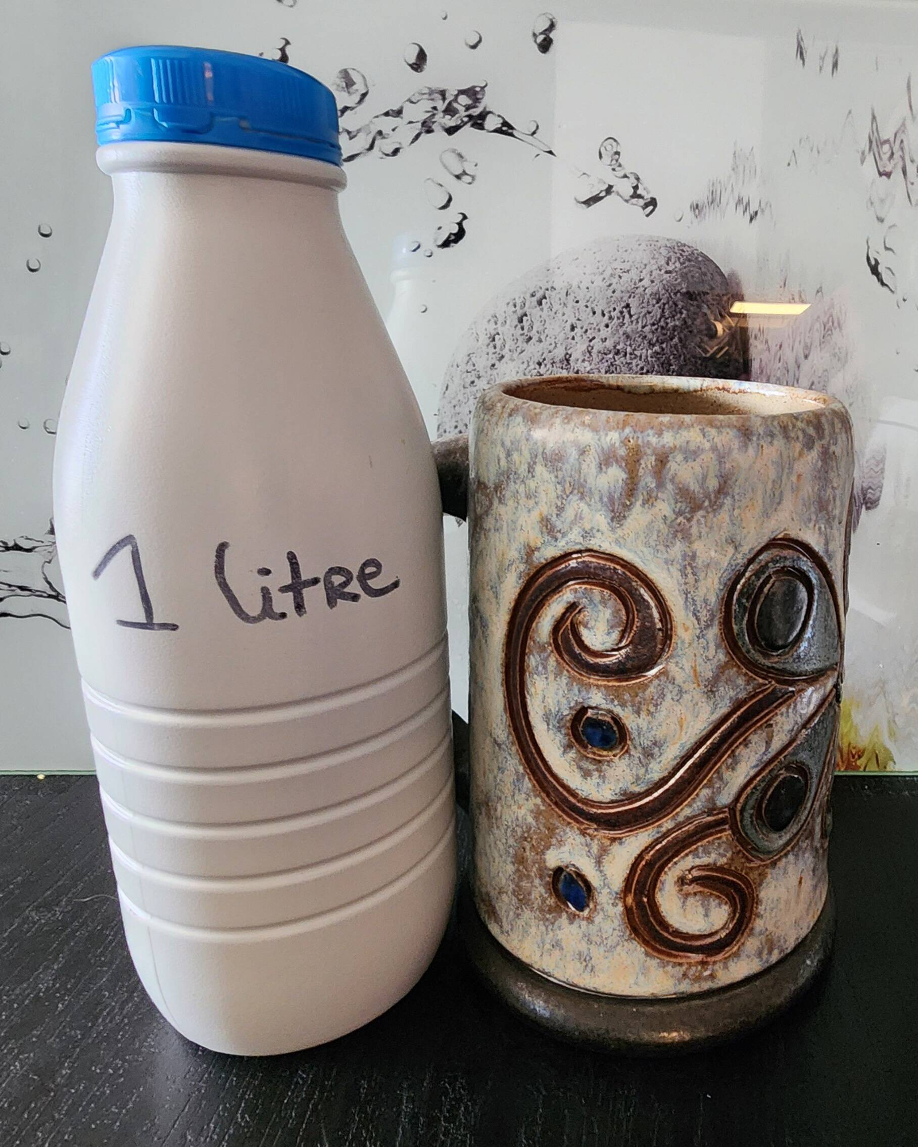 Chopped stoneware mug signed Dubois, vintage ceramic engraved with spirals, height 17cm.