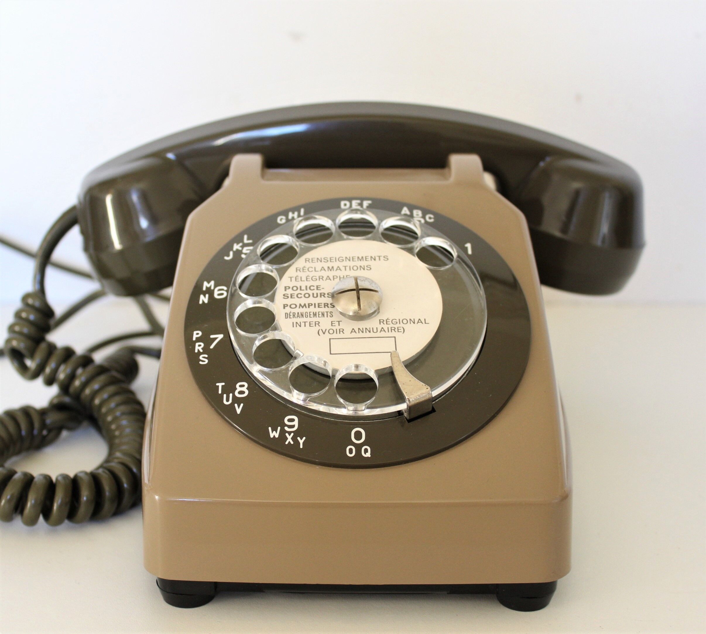 Vintage S63 two-tone dial phone