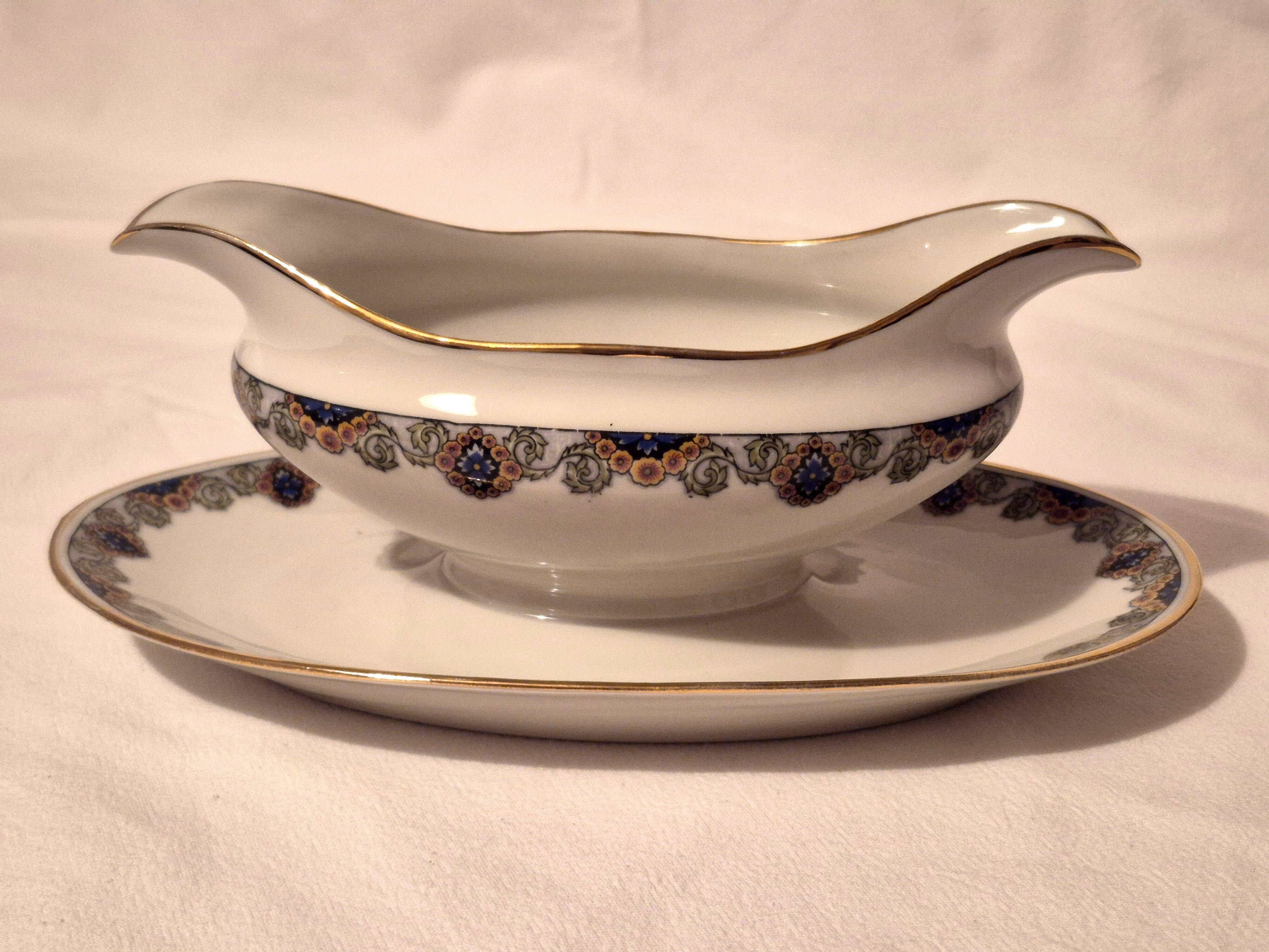 Sauceboat on a base Art Deco porcelain from Châteauroux by Gaston Sailly.