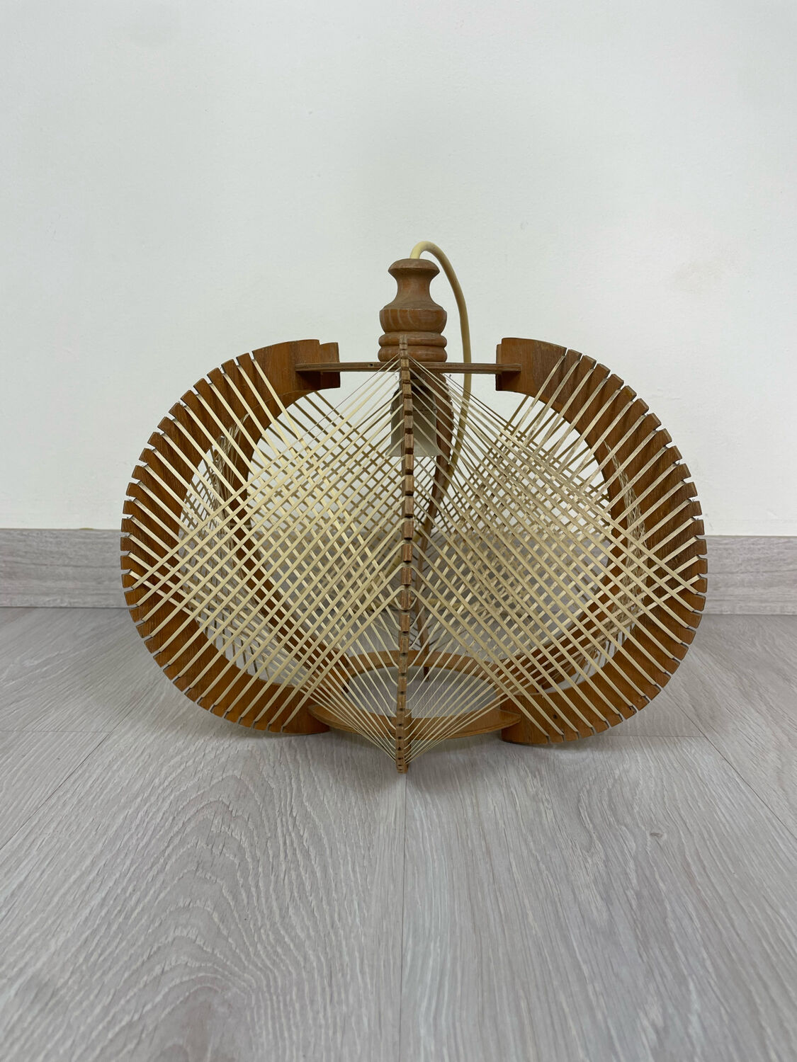 Suspension scandinave en bois et fils