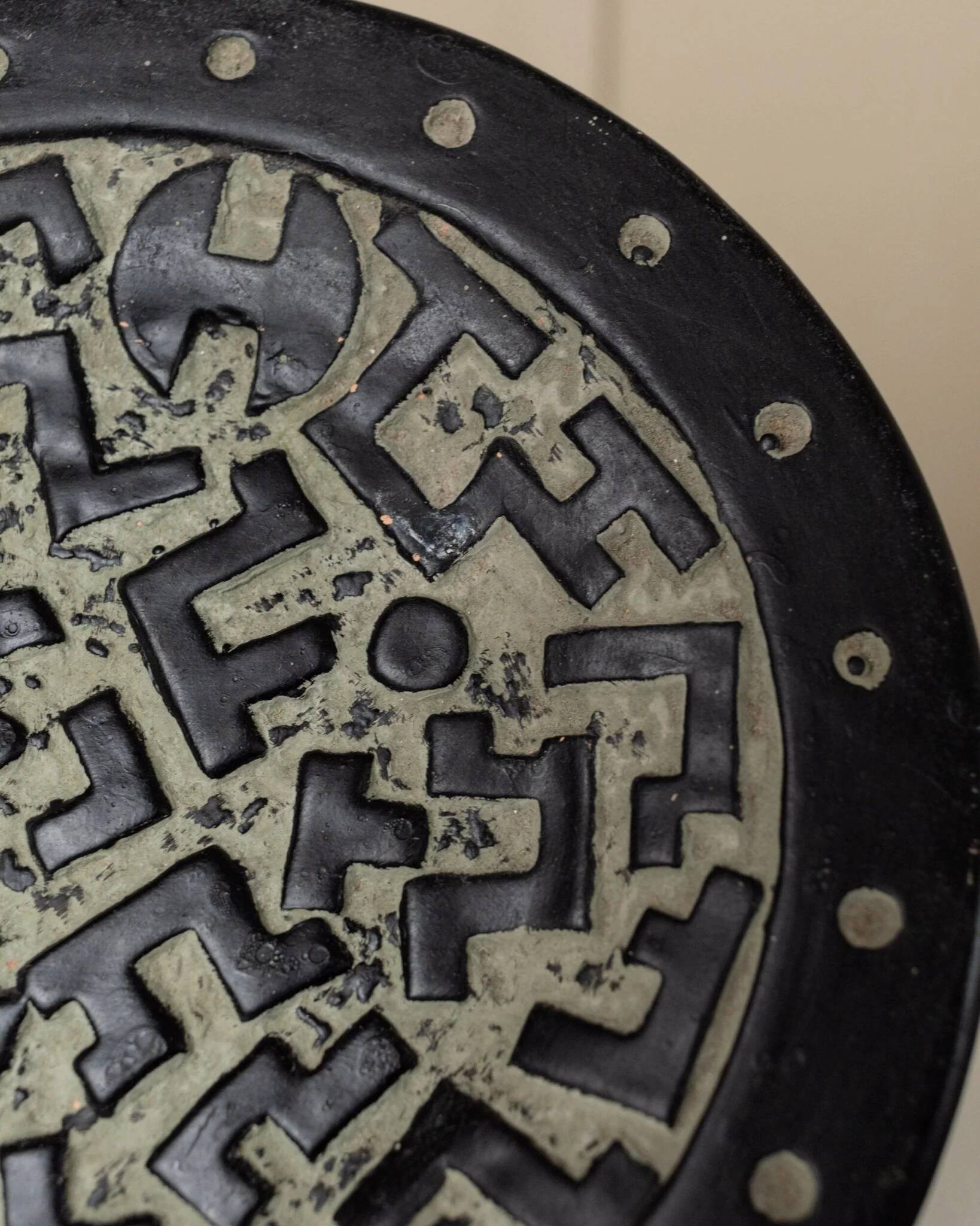 Black ceramic plate with beige geometric relief - 1970s Italian mid-century design