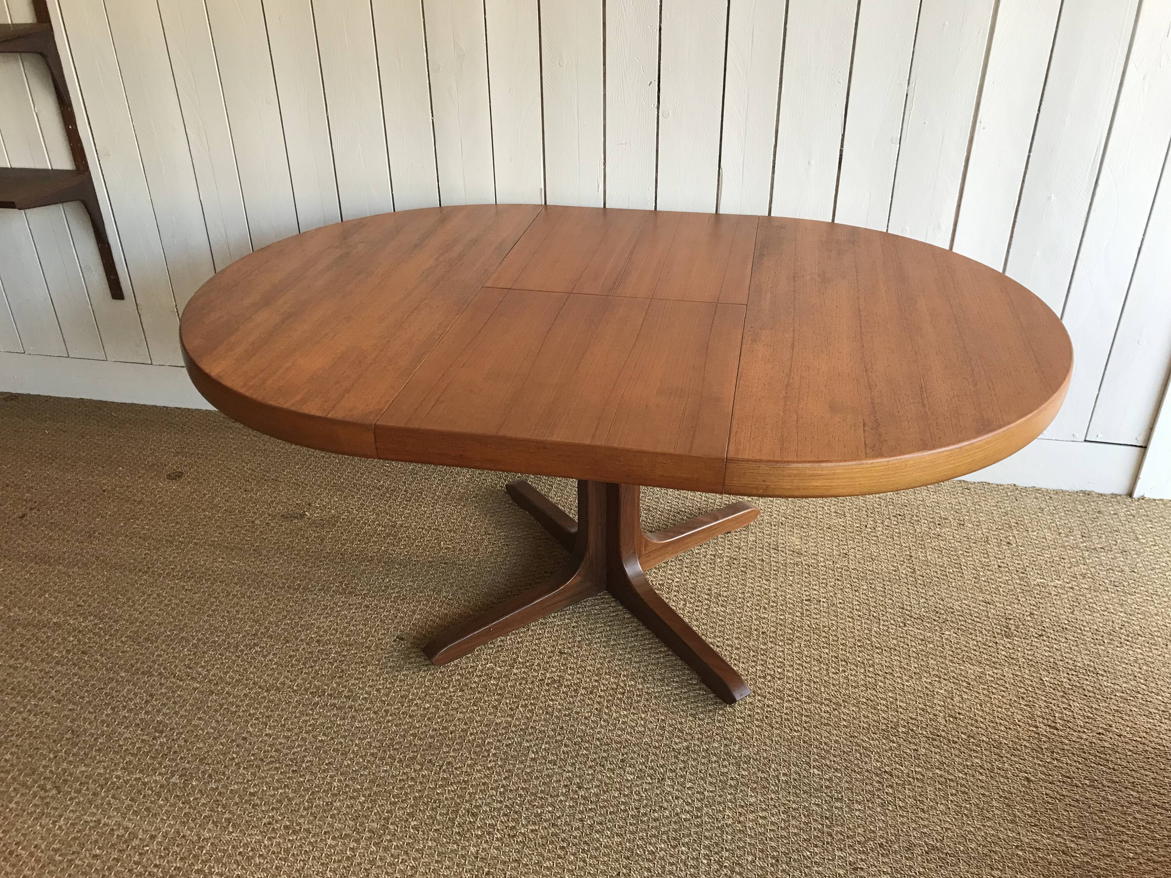Baumann dining table in teak.