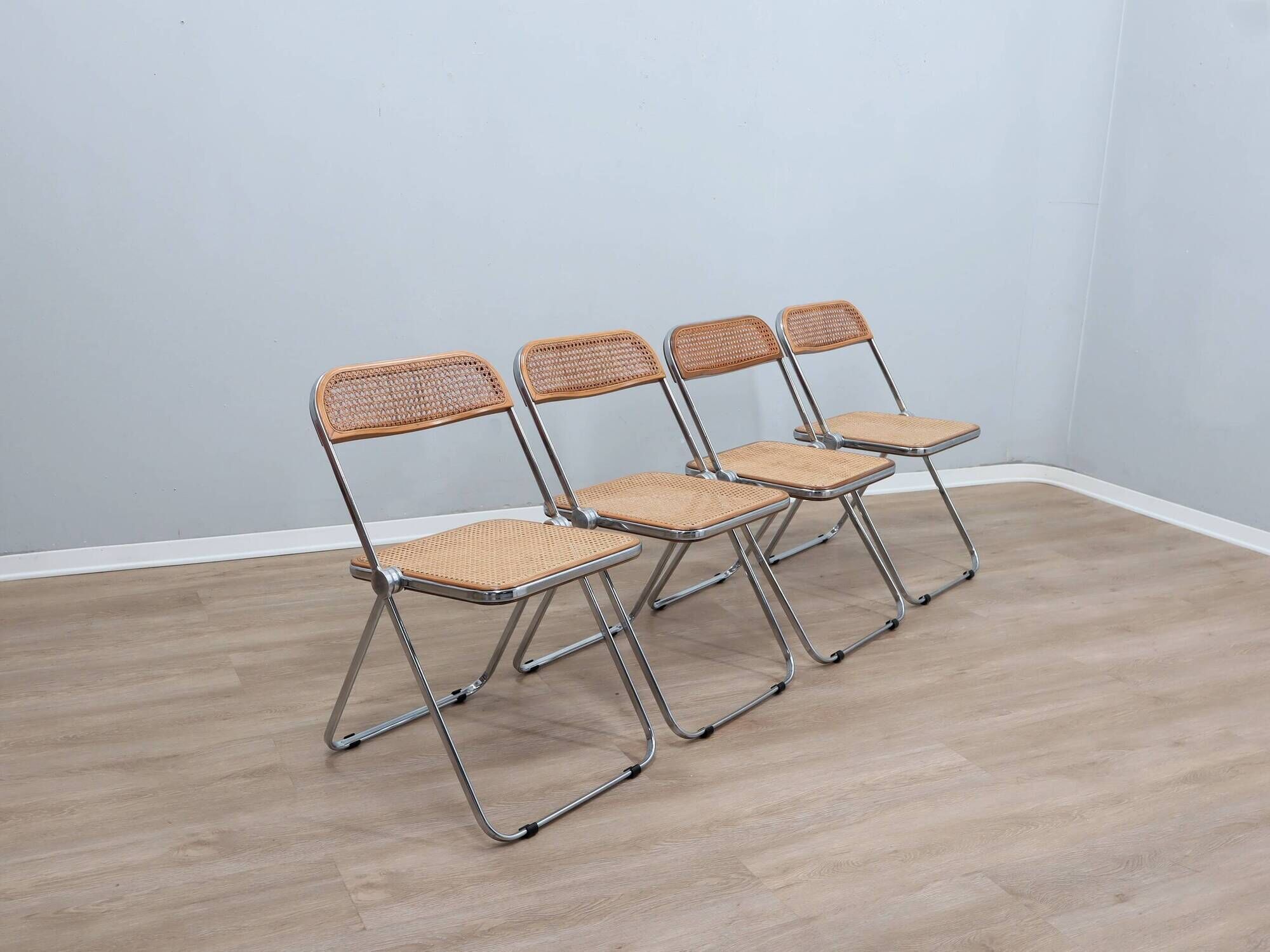 Set de 4 chaises Plia en bois et paille de Vienne par Castelli des années 1970.