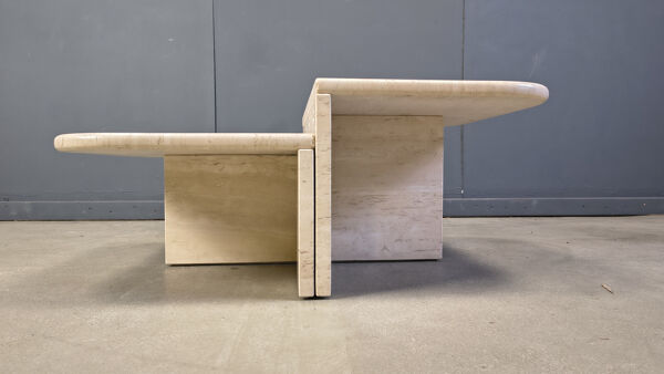 Paire de tables basses, tables d'appoint en travertin, années 1970