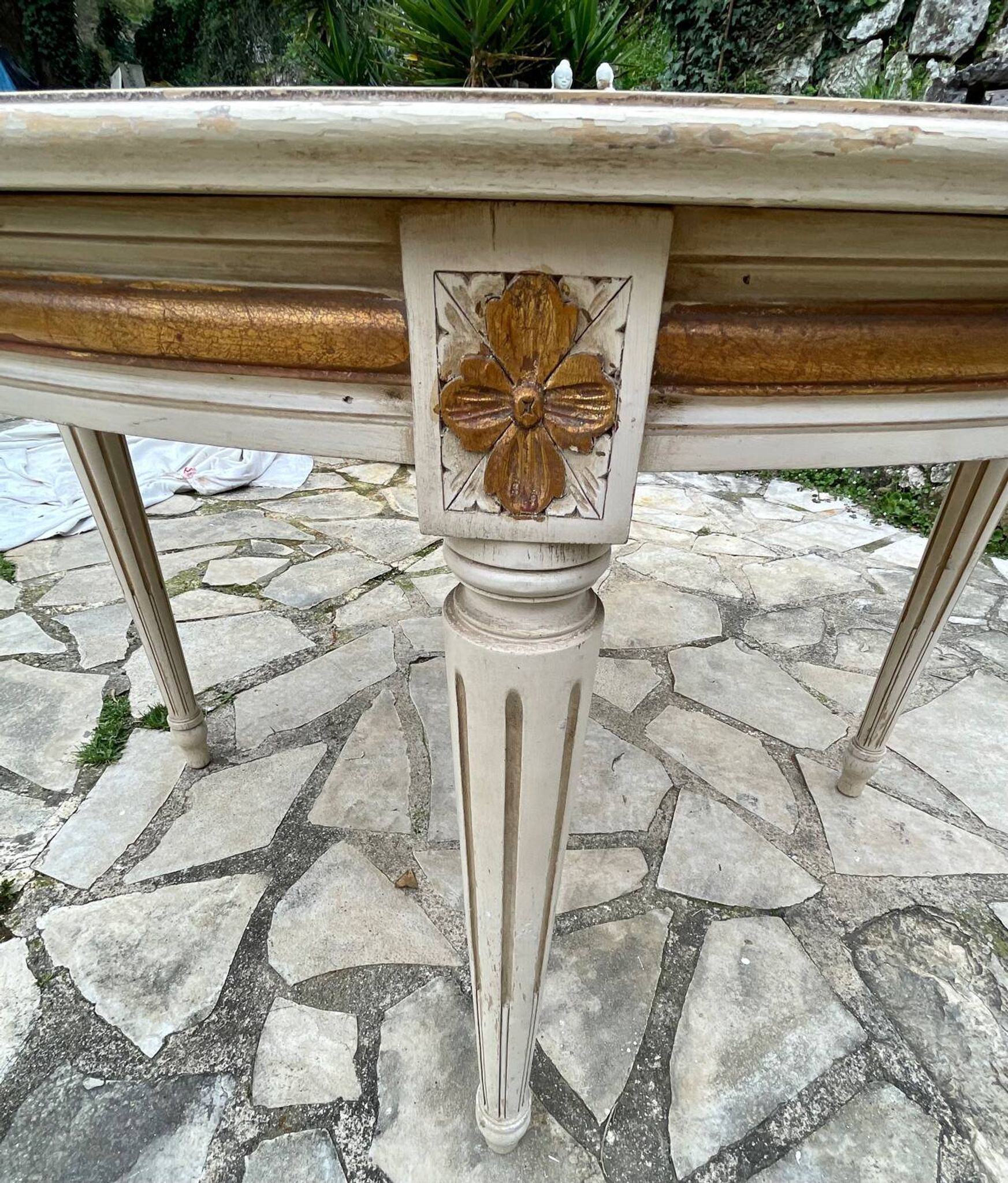 Louis XVI style round table in painted wood