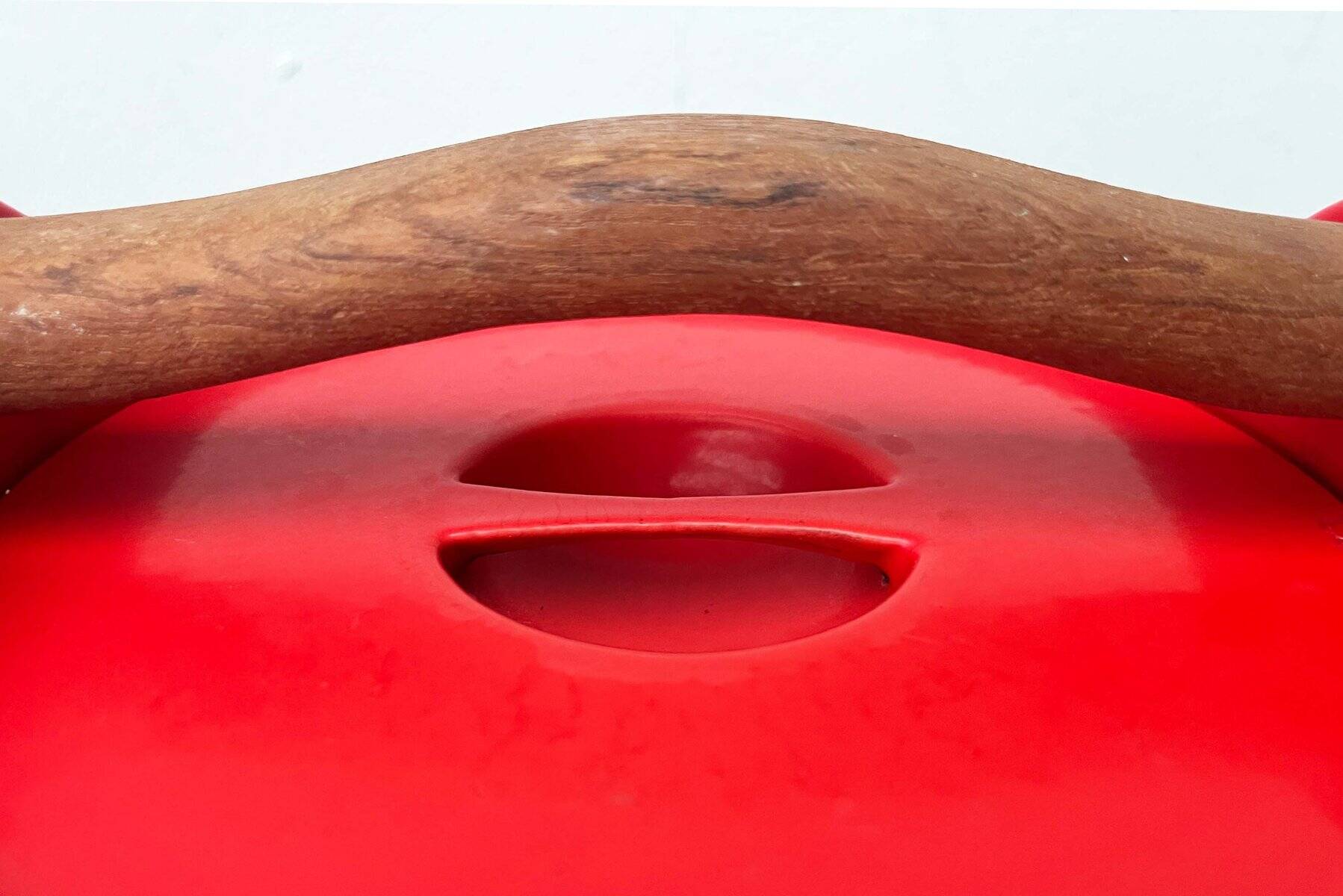 Red enamelled cast iron pot in mid-century style with teak handle by Timo Sarpaneva for Rosenlew of Finland, 1960s.