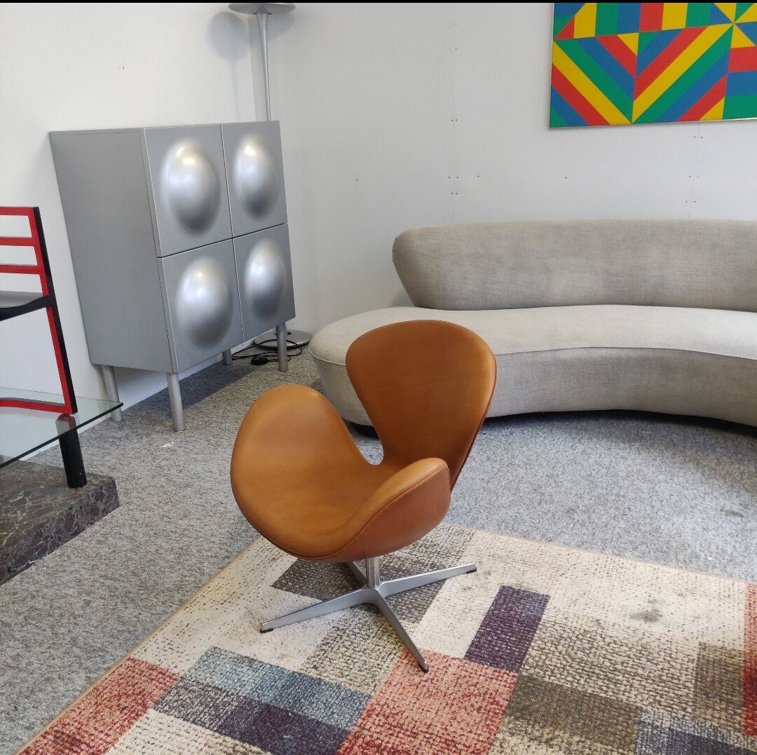 Arne Jacobsen Swan chair by Fritz Hansen