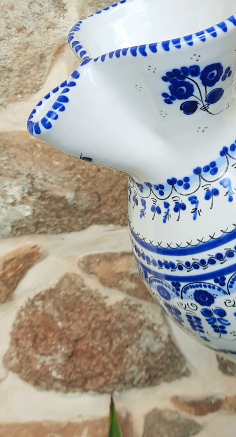 Ceramic pitcher cruz